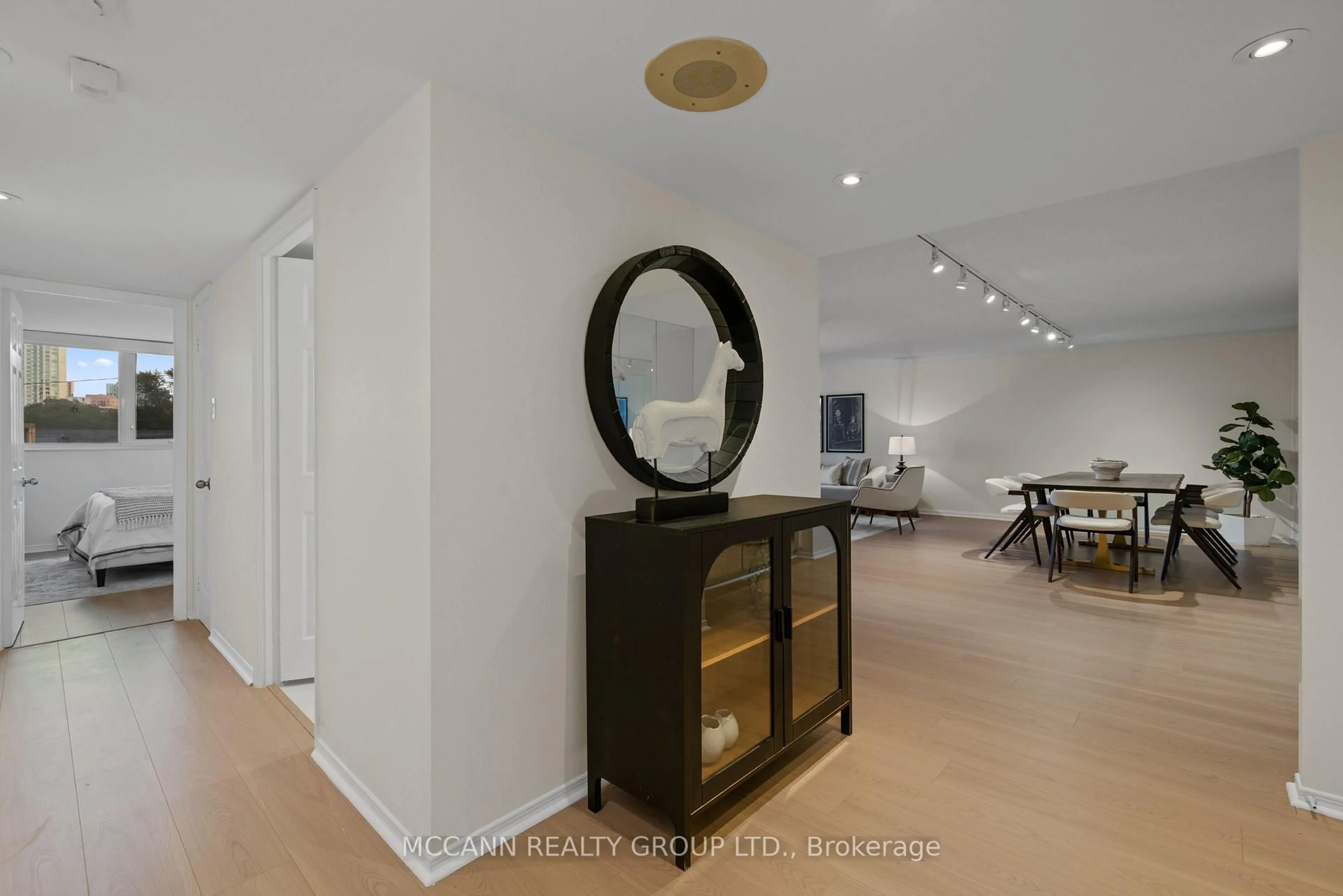 Indoor foyer for 360 Bloor St #301, Toronto Ontario M4W 3M3