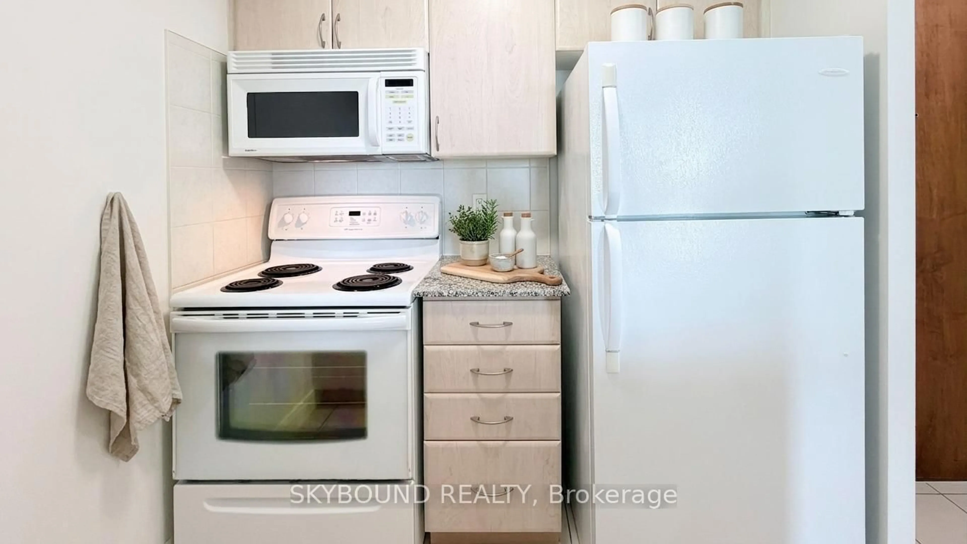 Standard kitchen, unknown for 35 Bales Ave #1209, Toronto Ontario M2N 7L7
