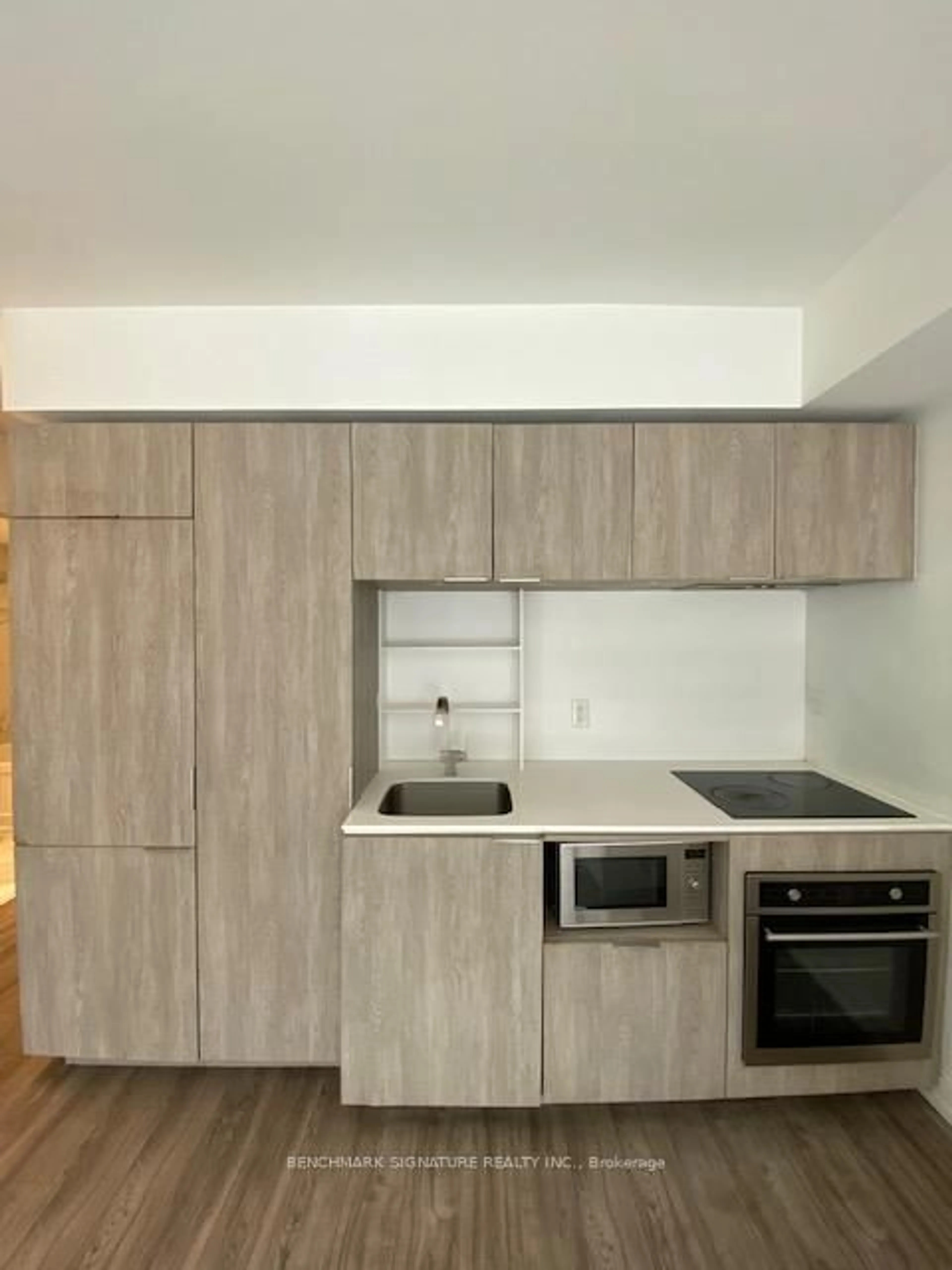 Standard kitchen, wood/laminate floor for 77 Shuter St #603, Toronto Ontario M5B 0B8
