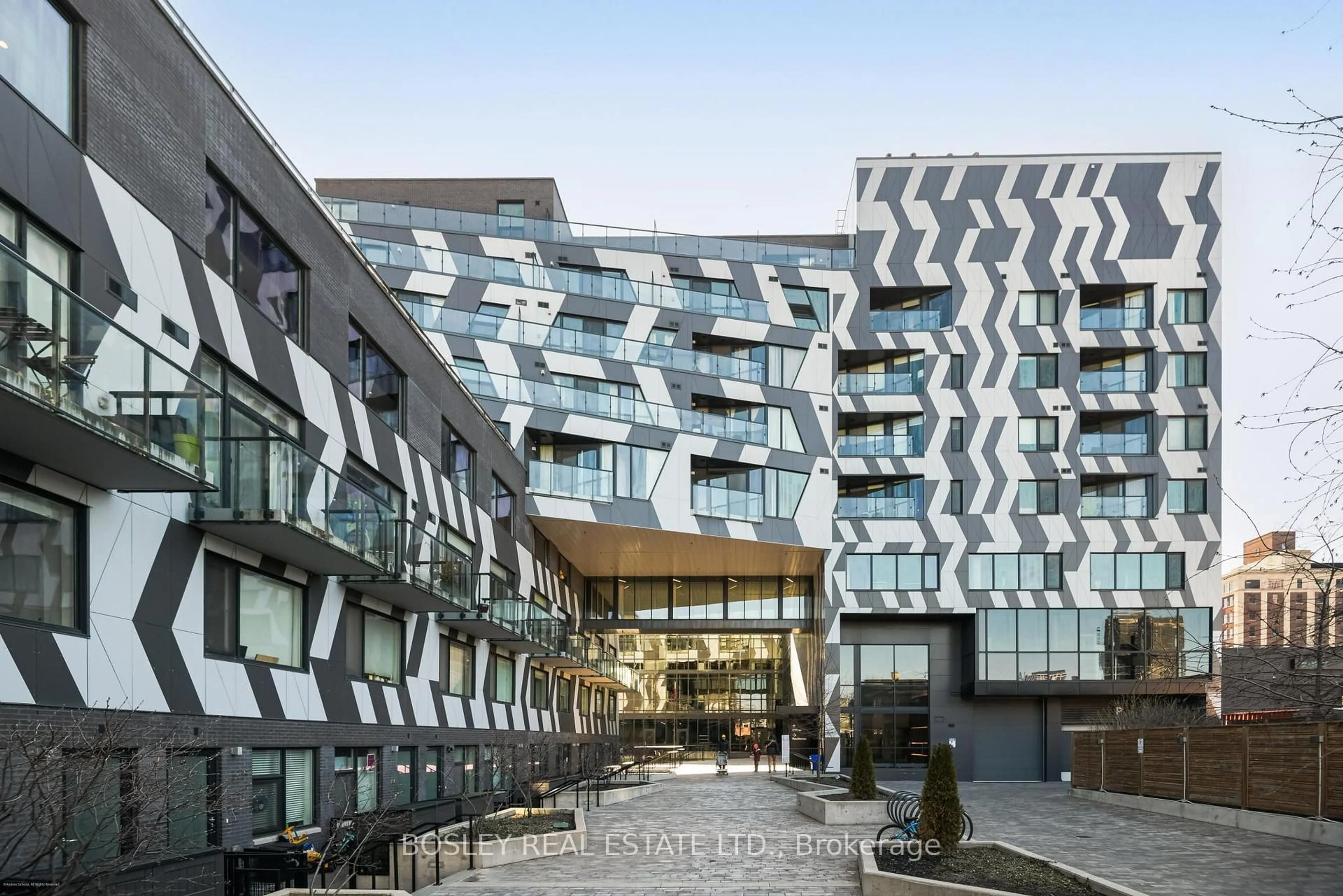 Patio, building for 138 St Helen's Ave #Ph9, Toronto Ontario M6H 4A1