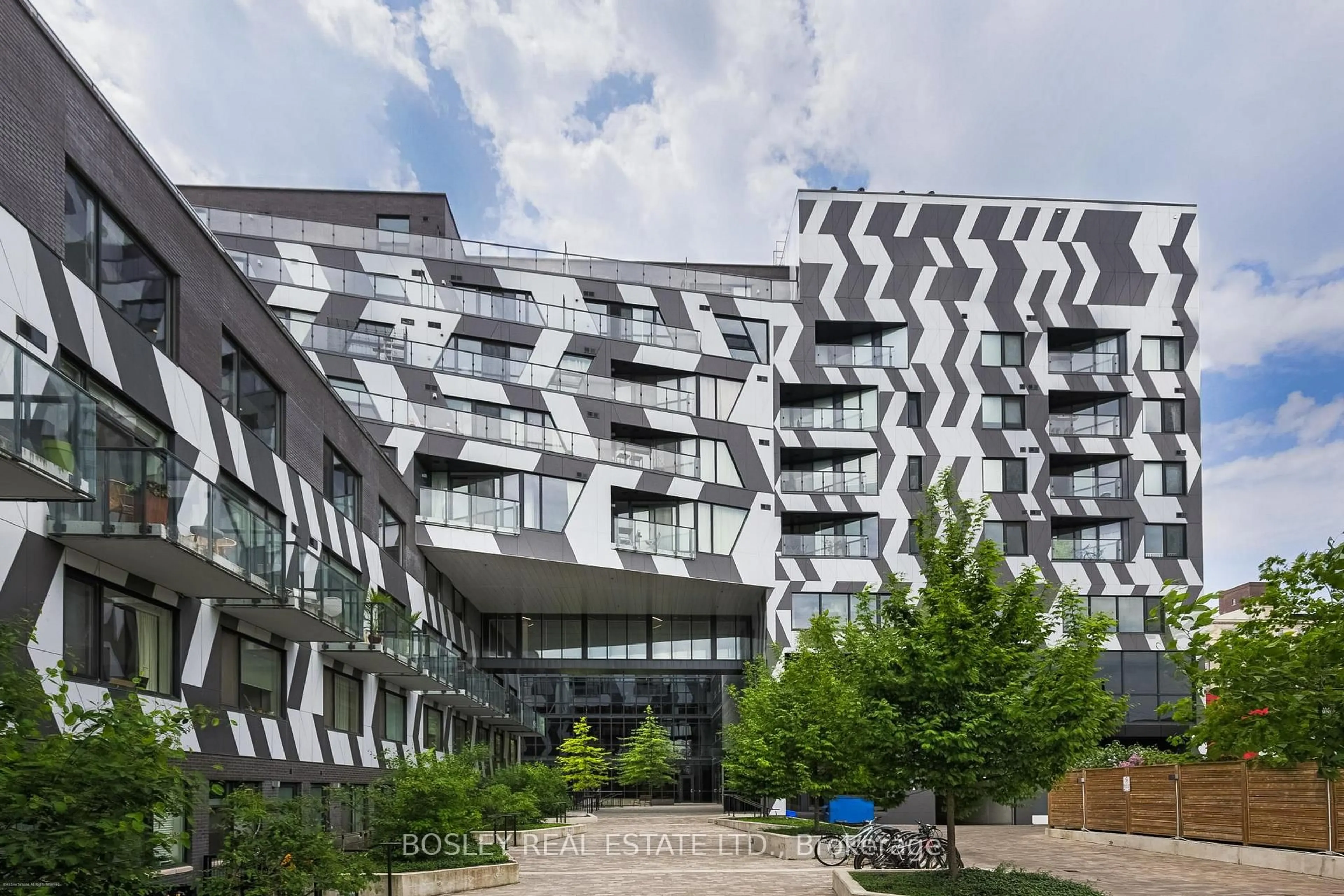 Patio, building for 138 St Helen's Ave #Ph9, Toronto Ontario M6H 4A1