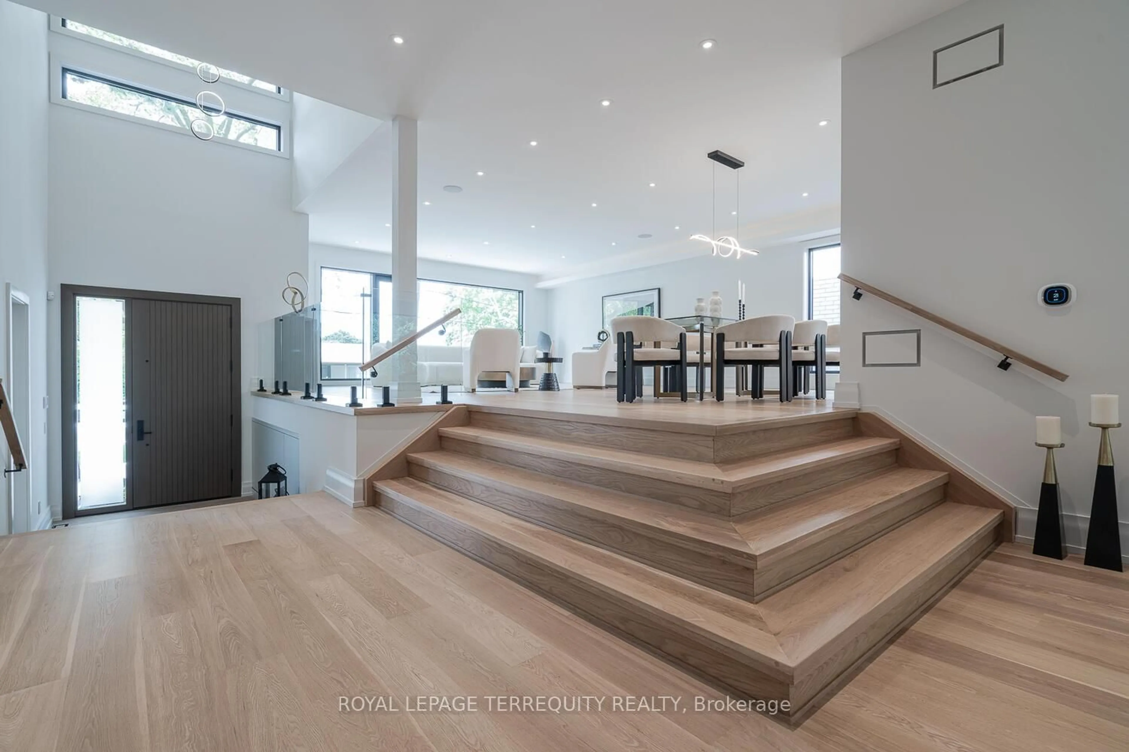 Indoor foyer for 207 Newton Dr, Toronto Ontario M2M 2P2