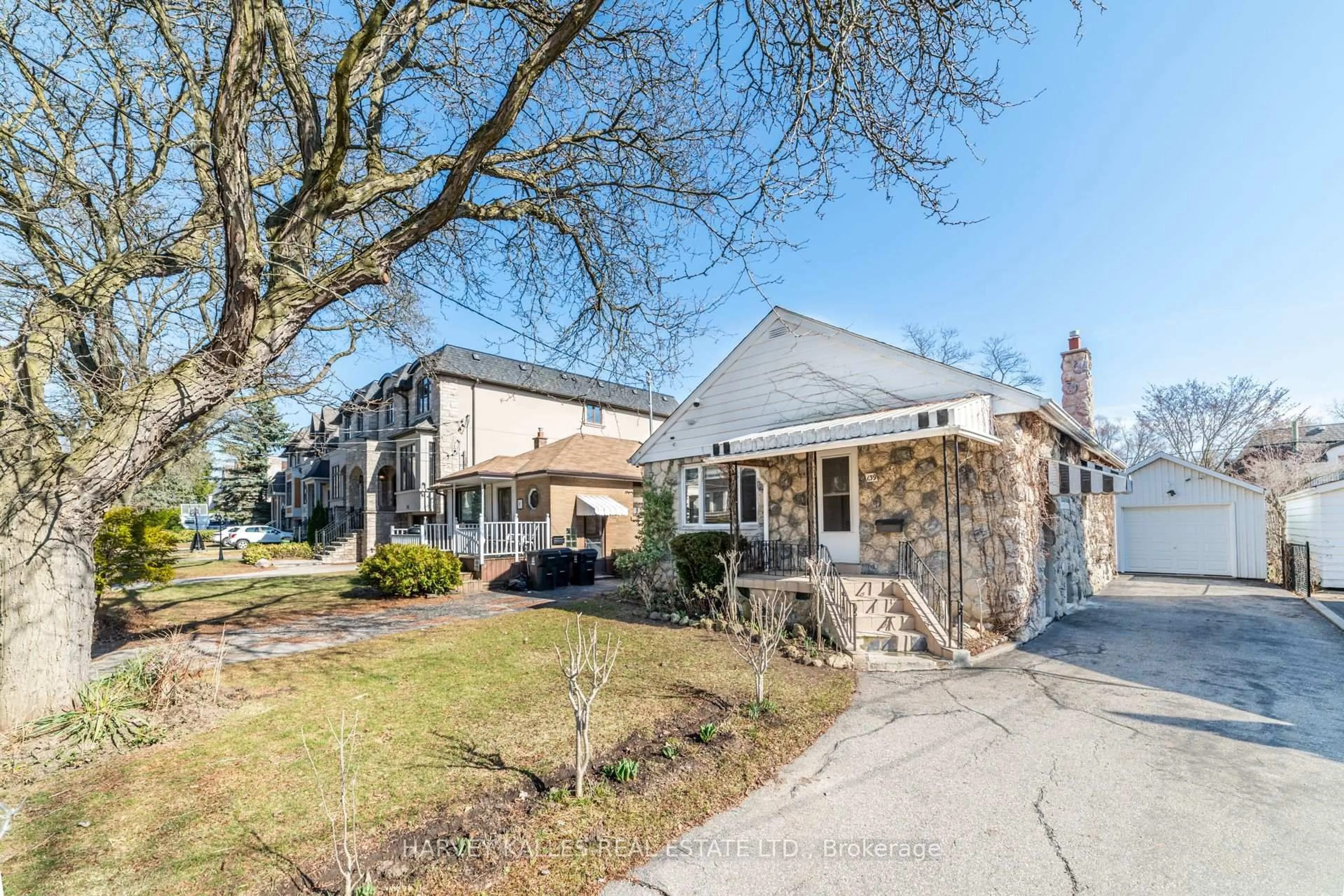 A pic from outside/outdoor area/front of a property/back of a property/a pic from drone, street for 139 Kingsdale Ave, Toronto Ontario M2N 3W8