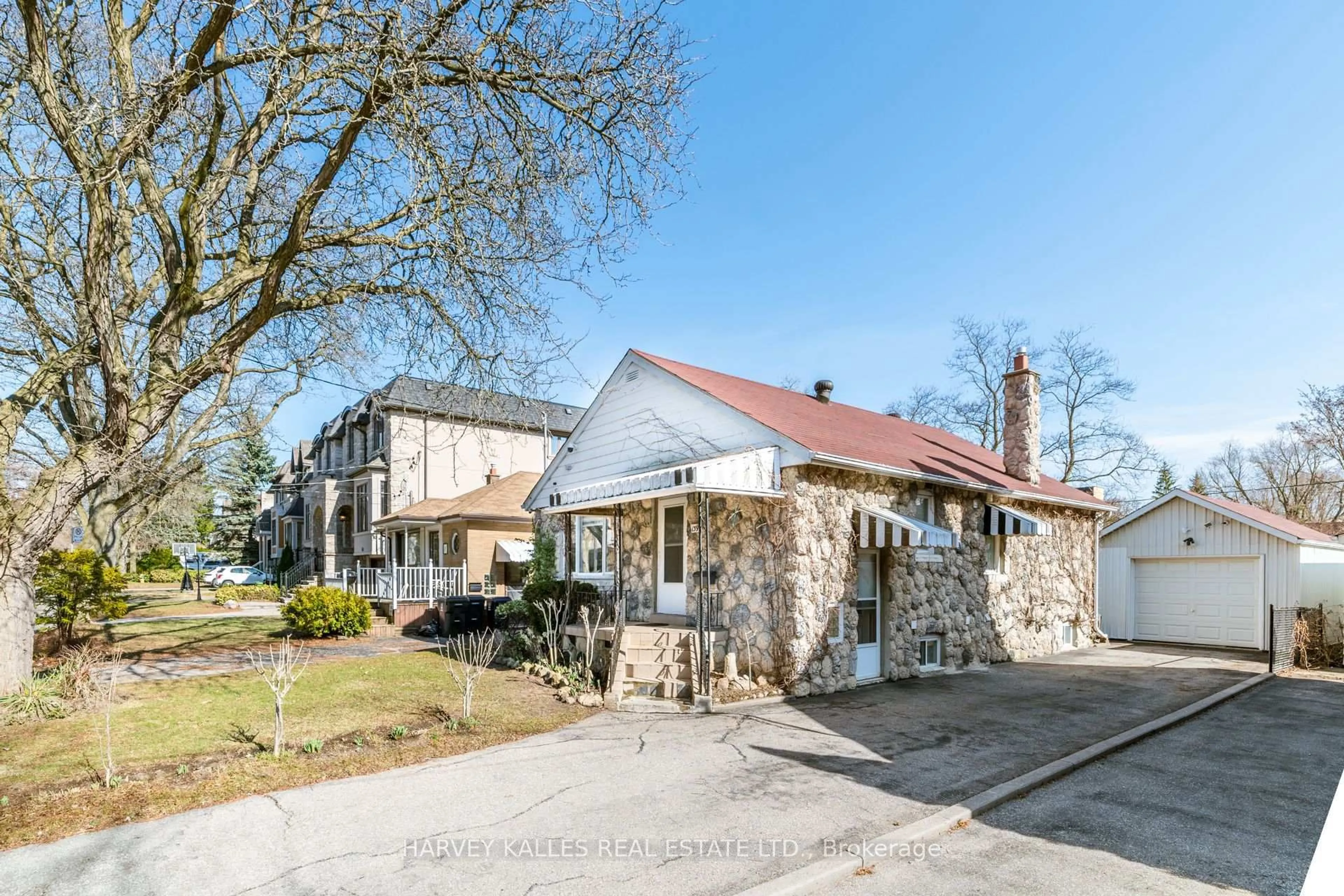 A pic from outside/outdoor area/front of a property/back of a property/a pic from drone, street for 139 Kingsdale Ave, Toronto Ontario M2N 3W8