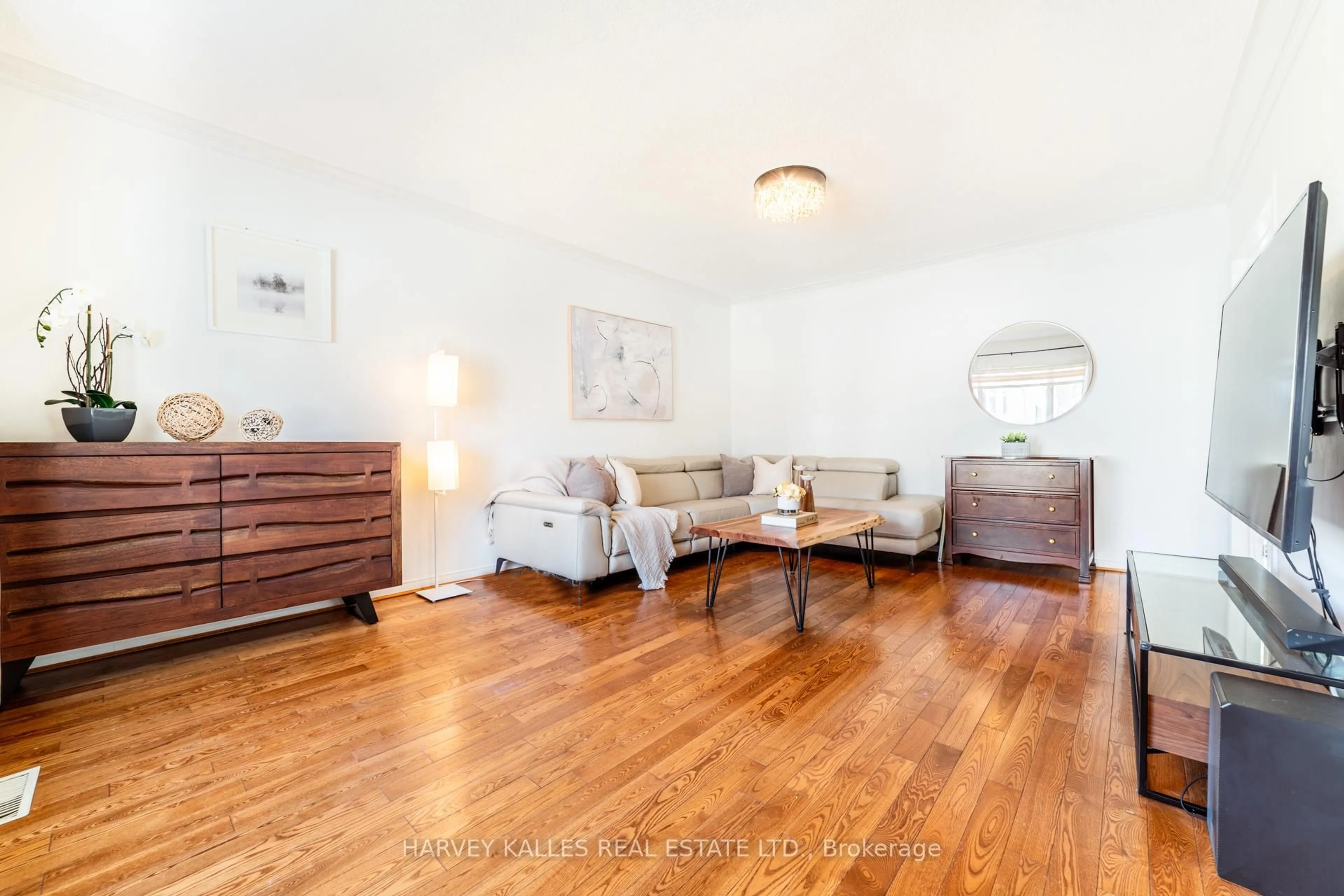 Living room with furniture, wood/laminate floor for 139 Kingsdale Ave, Toronto Ontario M2N 3W8