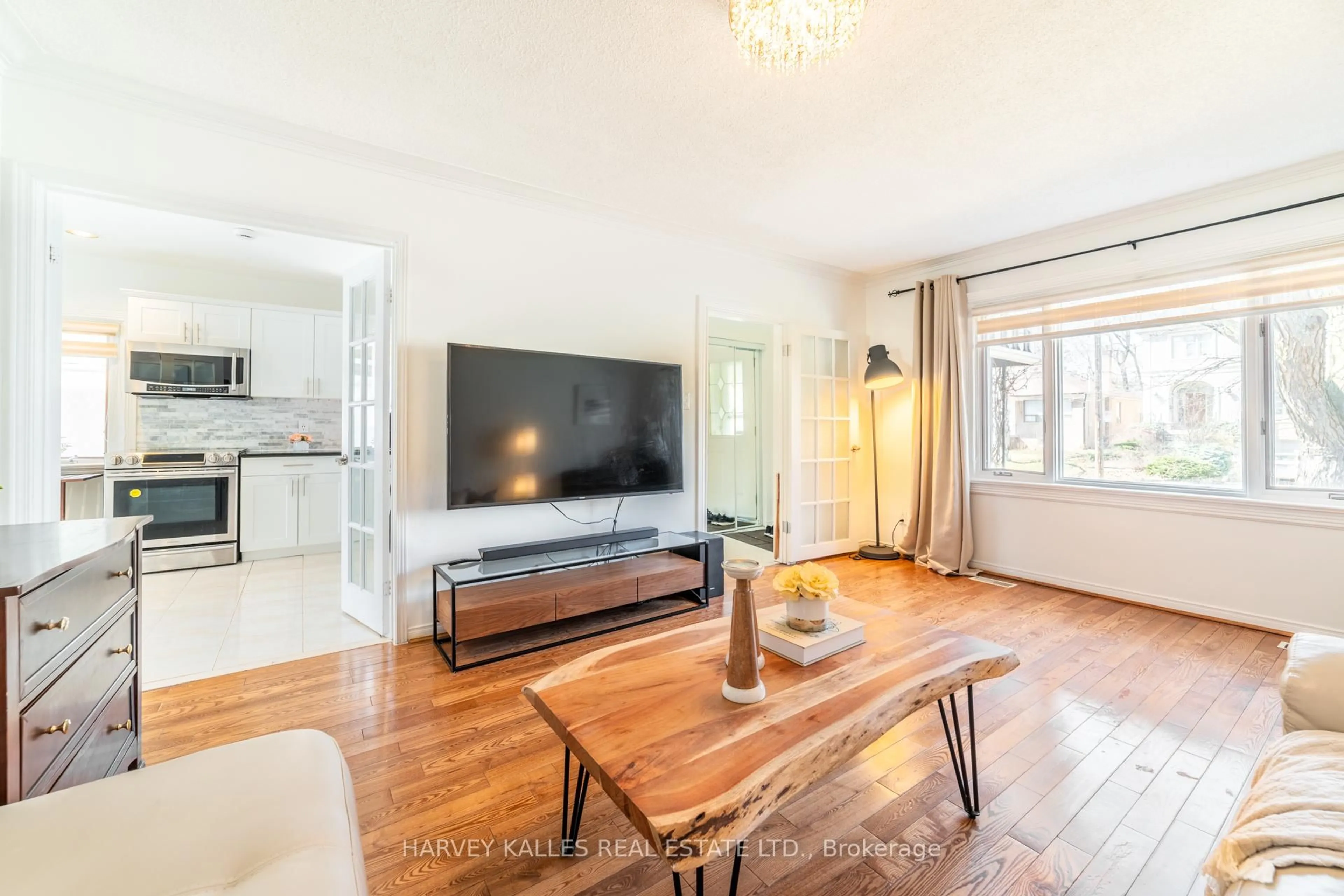 Living room with furniture, wood/laminate floor for 139 Kingsdale Ave, Toronto Ontario M2N 3W8