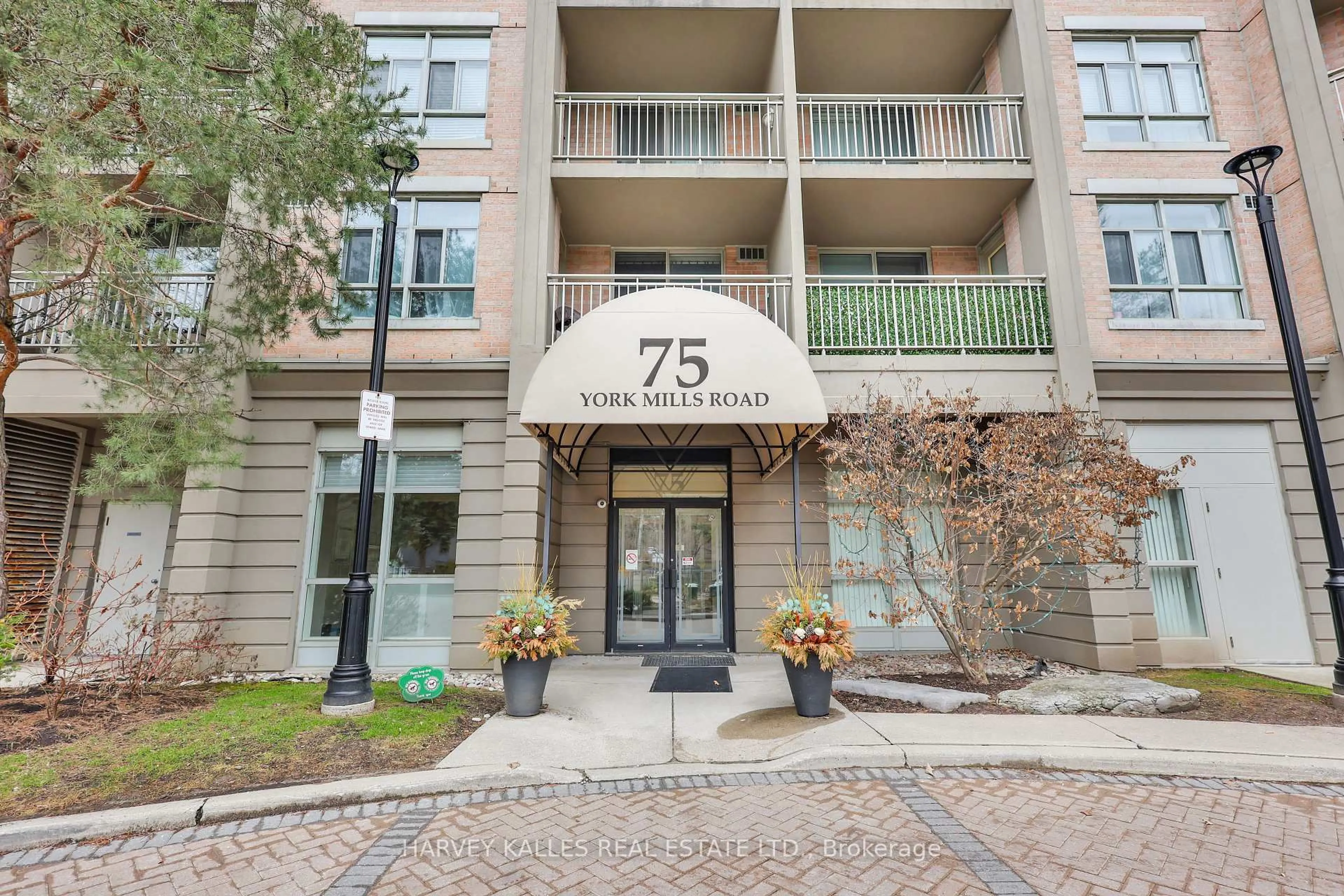 Indoor foyer for 75 York Mills Rd #203, Toronto Ontario M2P 2E7