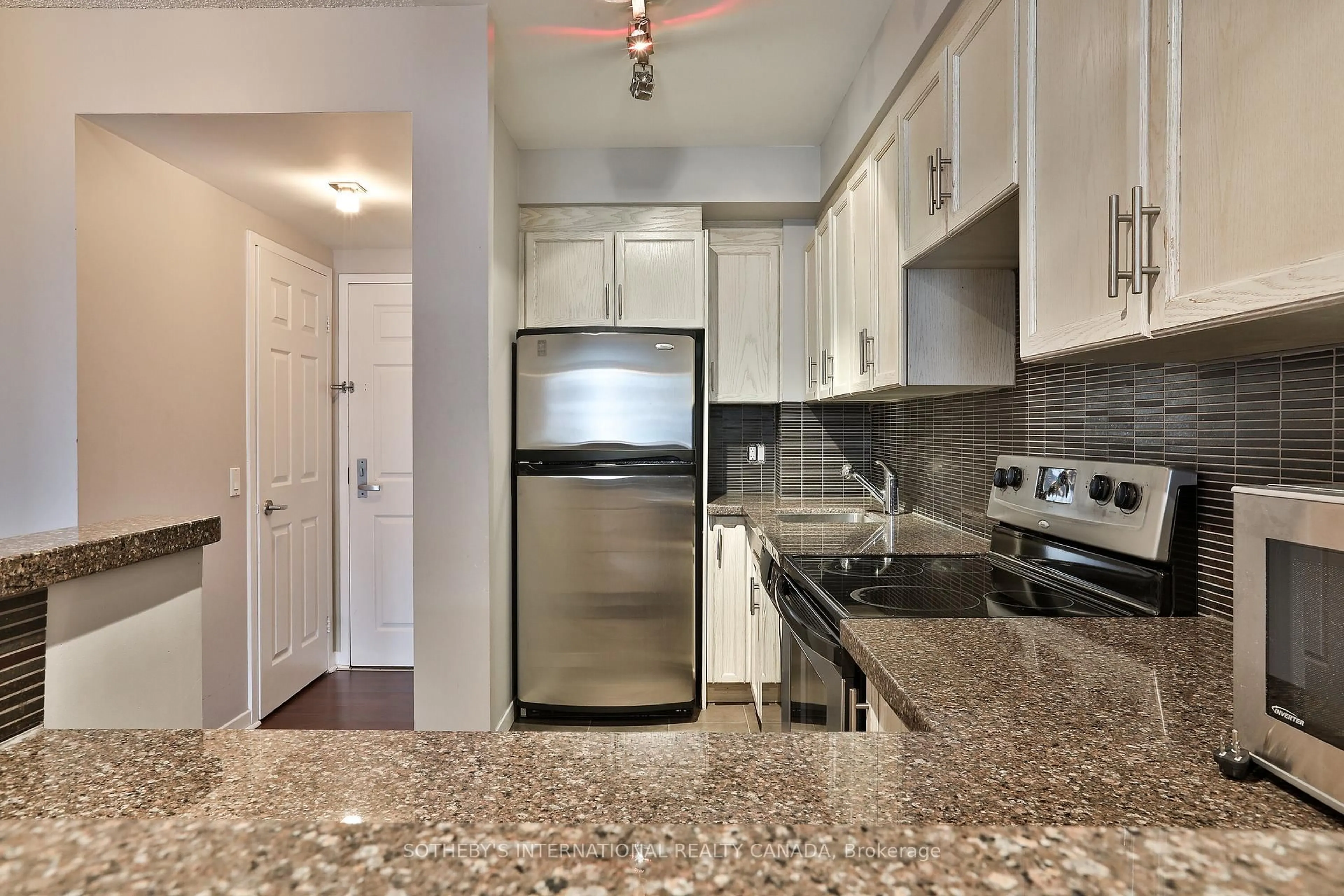 Standard kitchen, ceramic/tile floor for 284 Bloor St #704, Toronto Ontario M5S 3B8