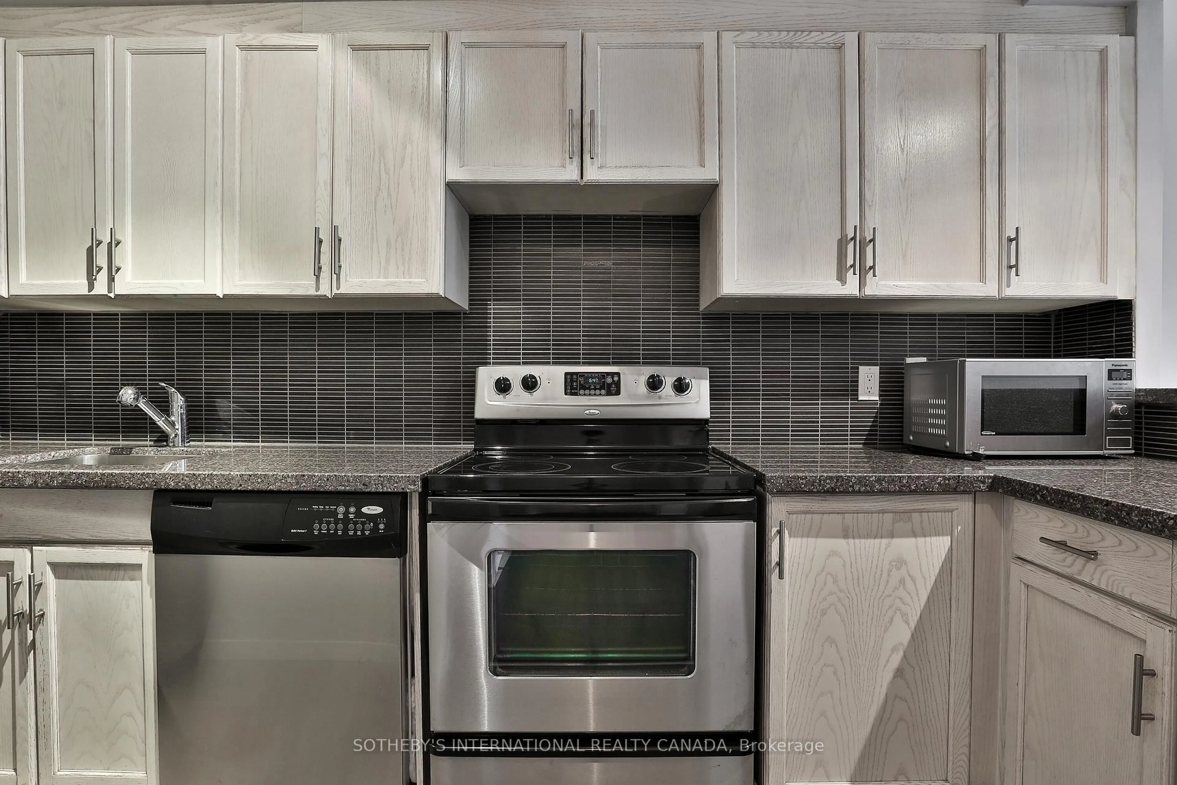 Standard kitchen, ceramic/tile floor for 284 Bloor St #704, Toronto Ontario M5S 3B8