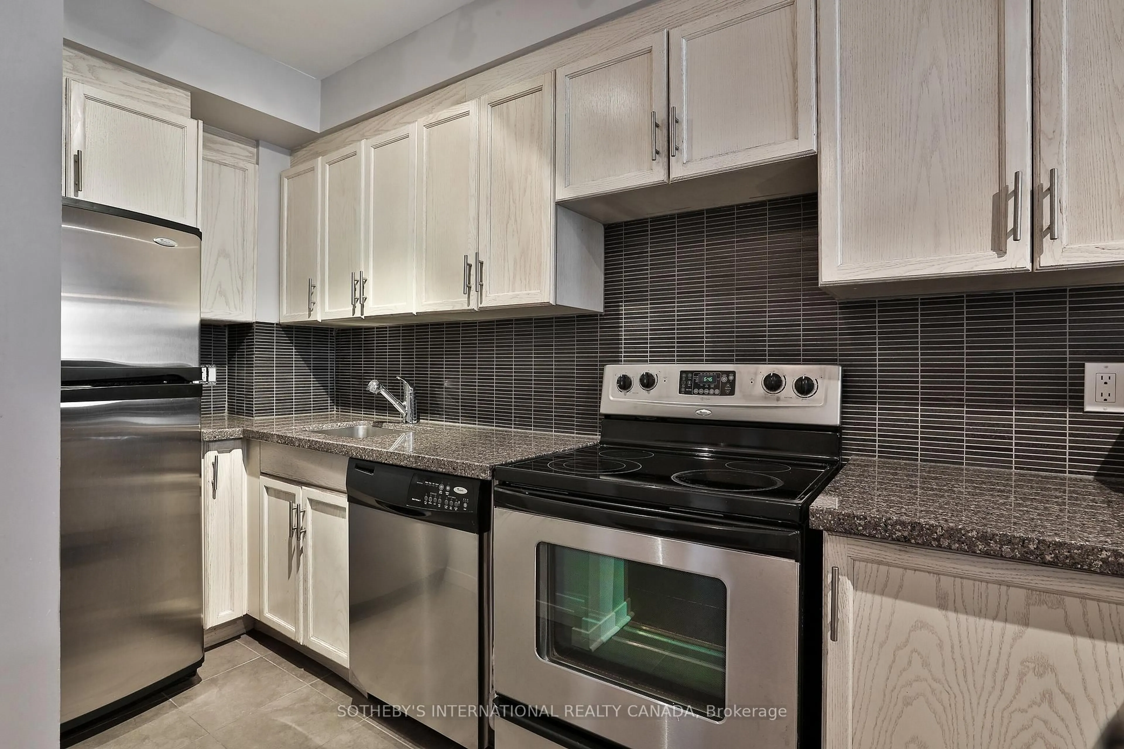 Standard kitchen, ceramic/tile floor for 284 Bloor St #704, Toronto Ontario M5S 3B8