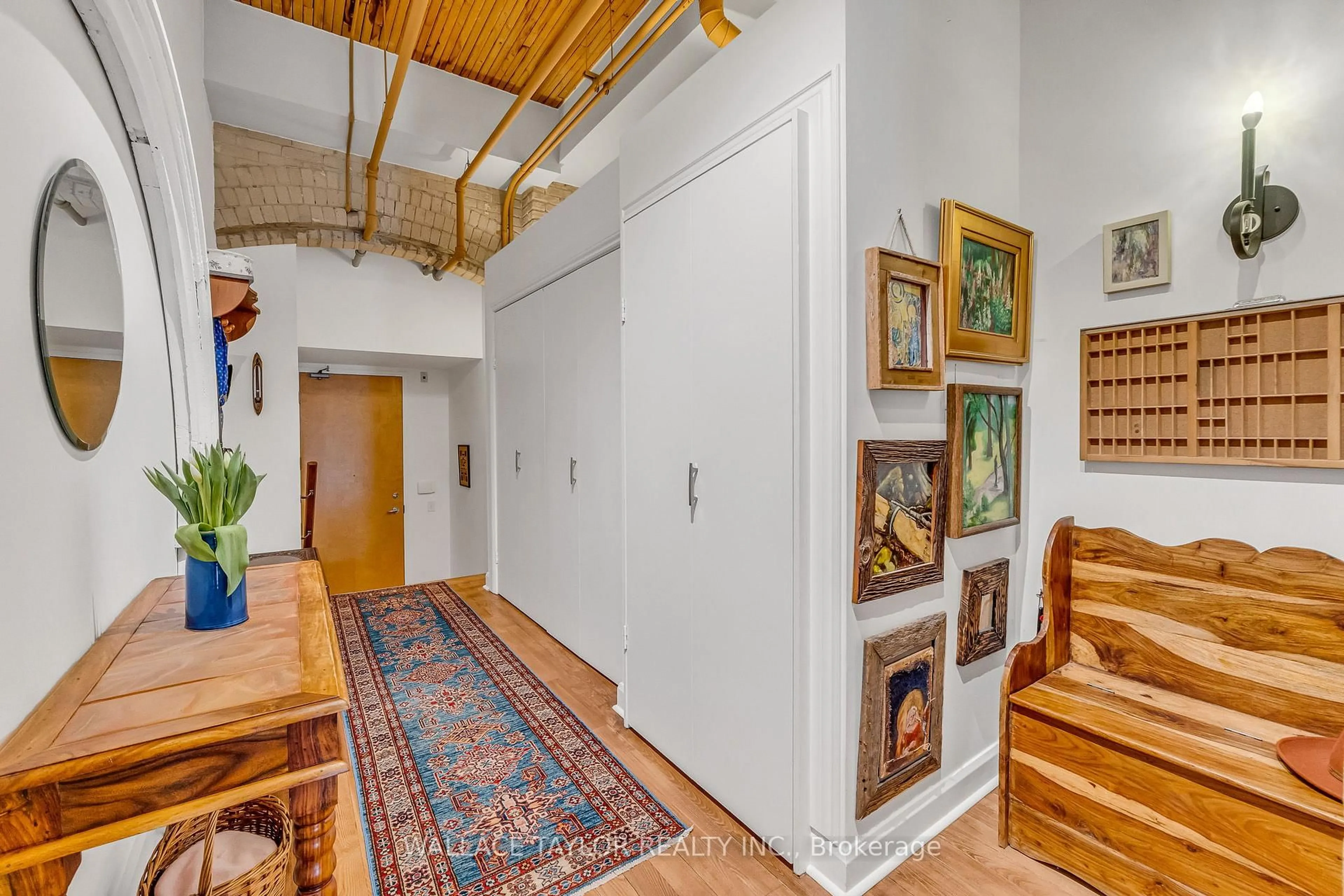 Indoor foyer for 993 Queen St #208, Toronto Ontario M6J 1H2