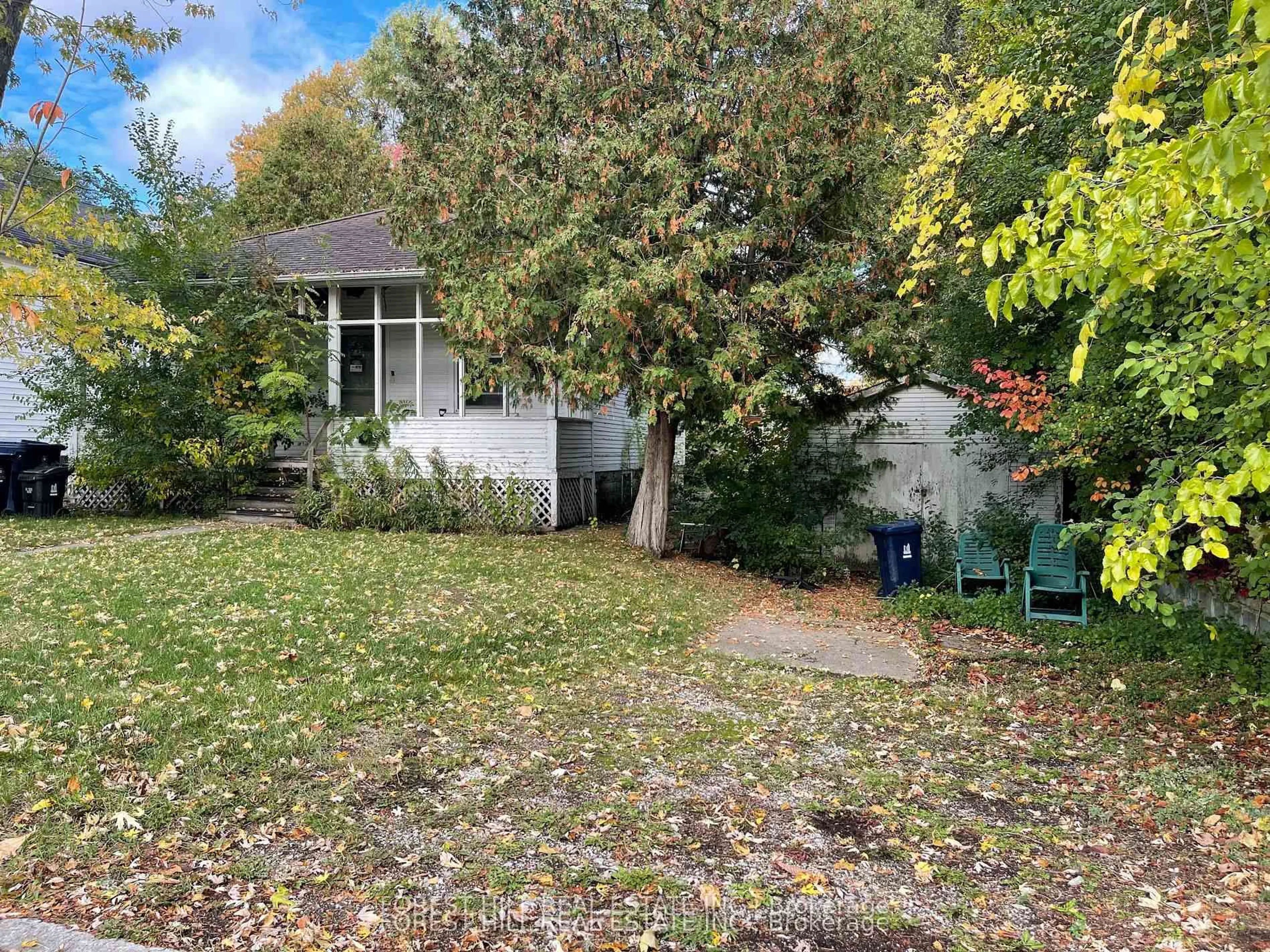 A pic from outside/outdoor area/front of a property/back of a property/a pic from drone, street for 194 Pemberton Ave, Toronto Ontario M2M 1Y8