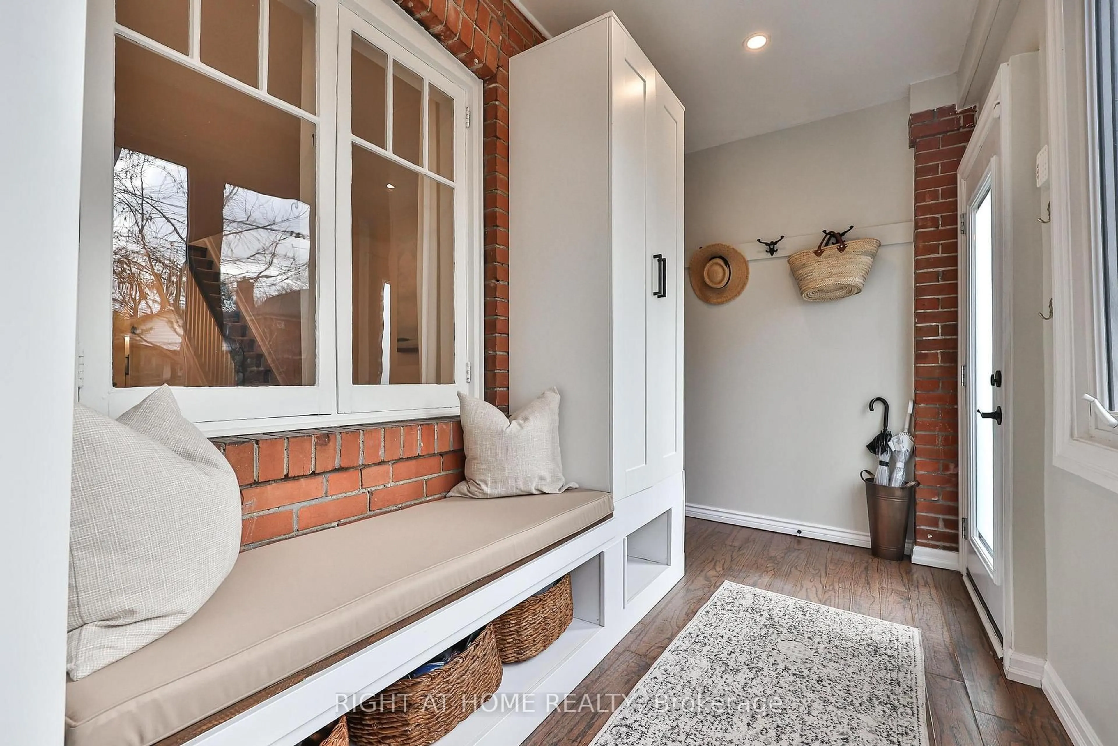 Indoor entryway for 568 Hillsdale Ave, Toronto Ontario M4S 1V2