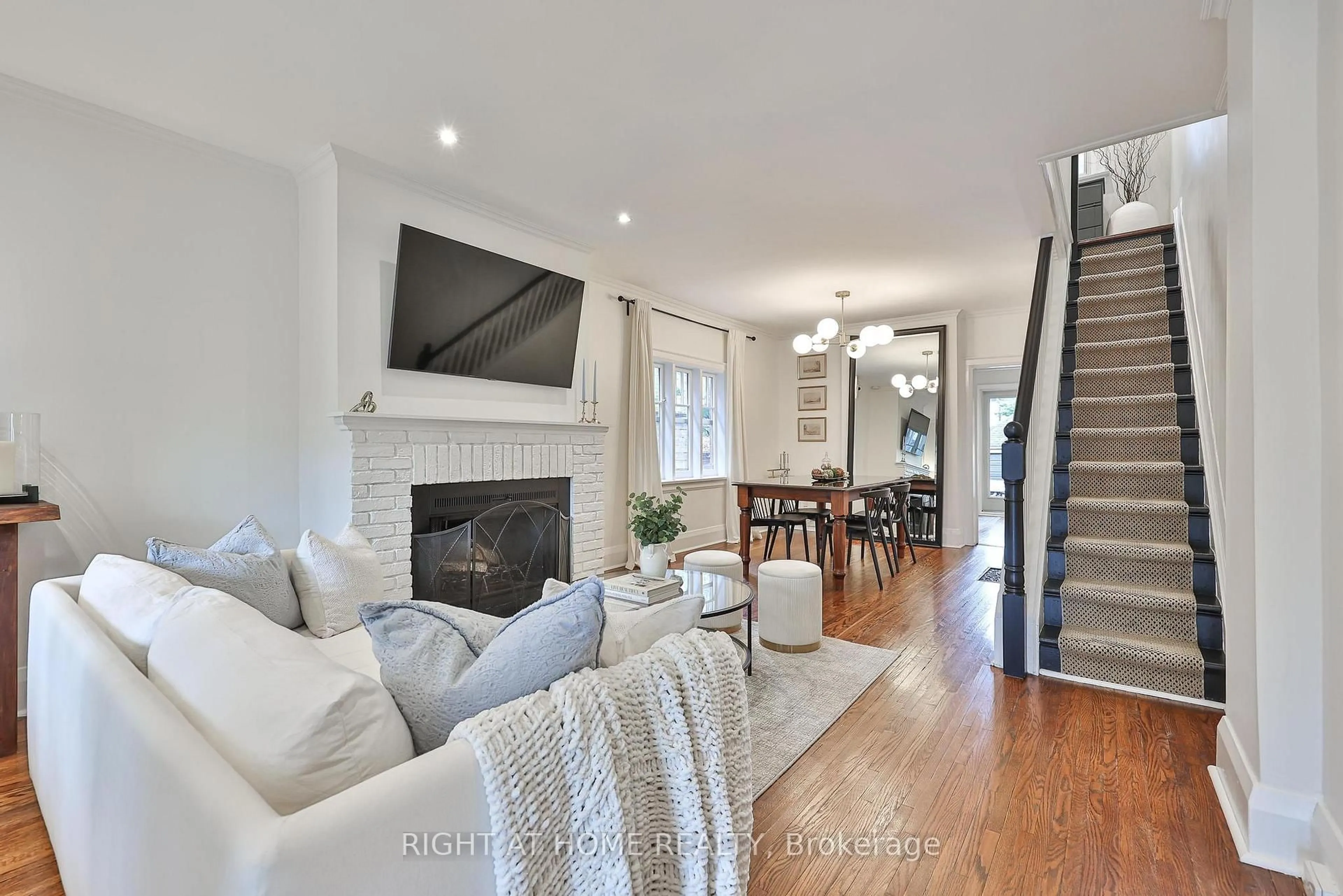 Living room with furniture, unknown for 568 Hillsdale Ave, Toronto Ontario M4S 1V2