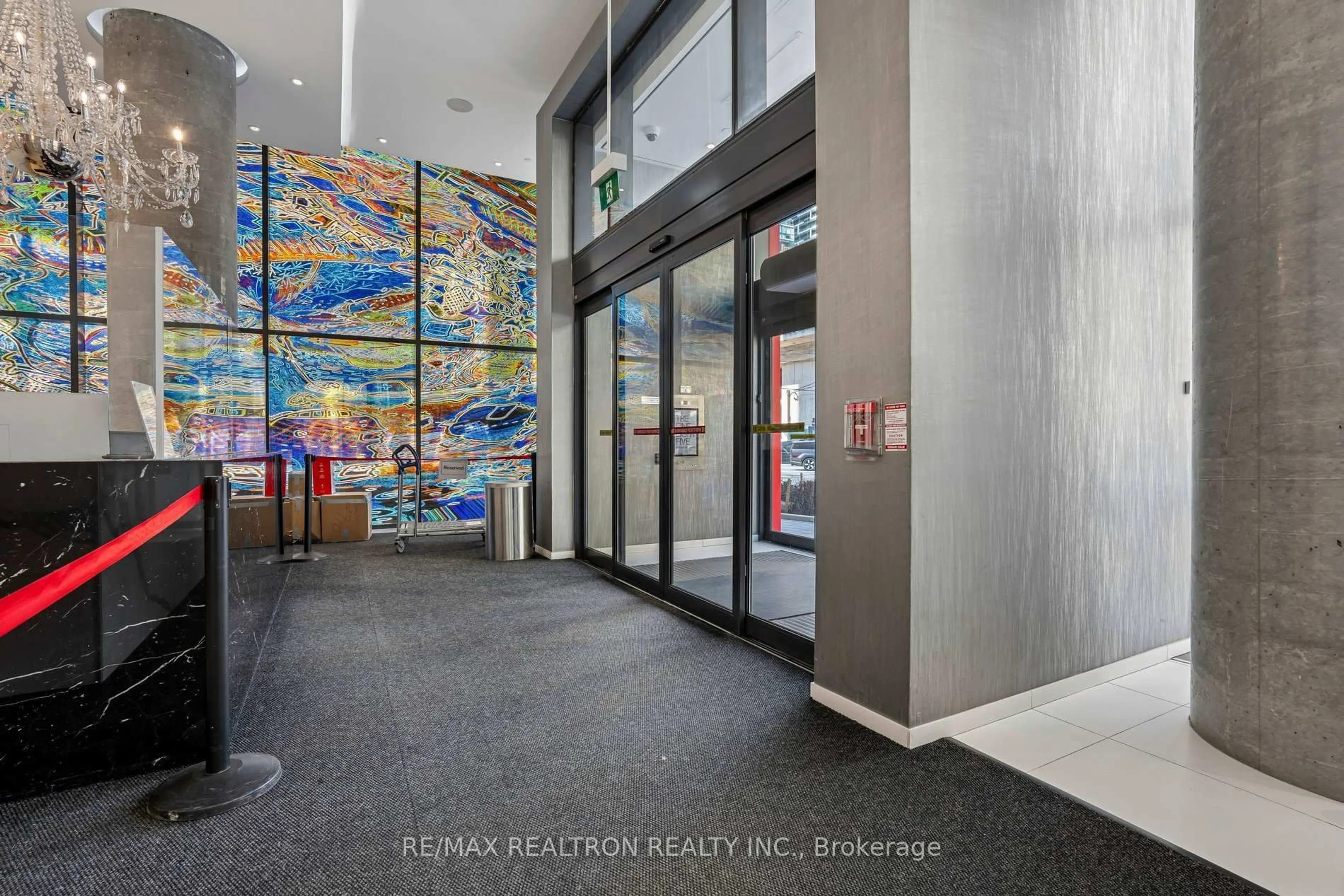 Indoor foyer for 185 Roehampton Ave #1212, Toronto Ontario M4P 1R4