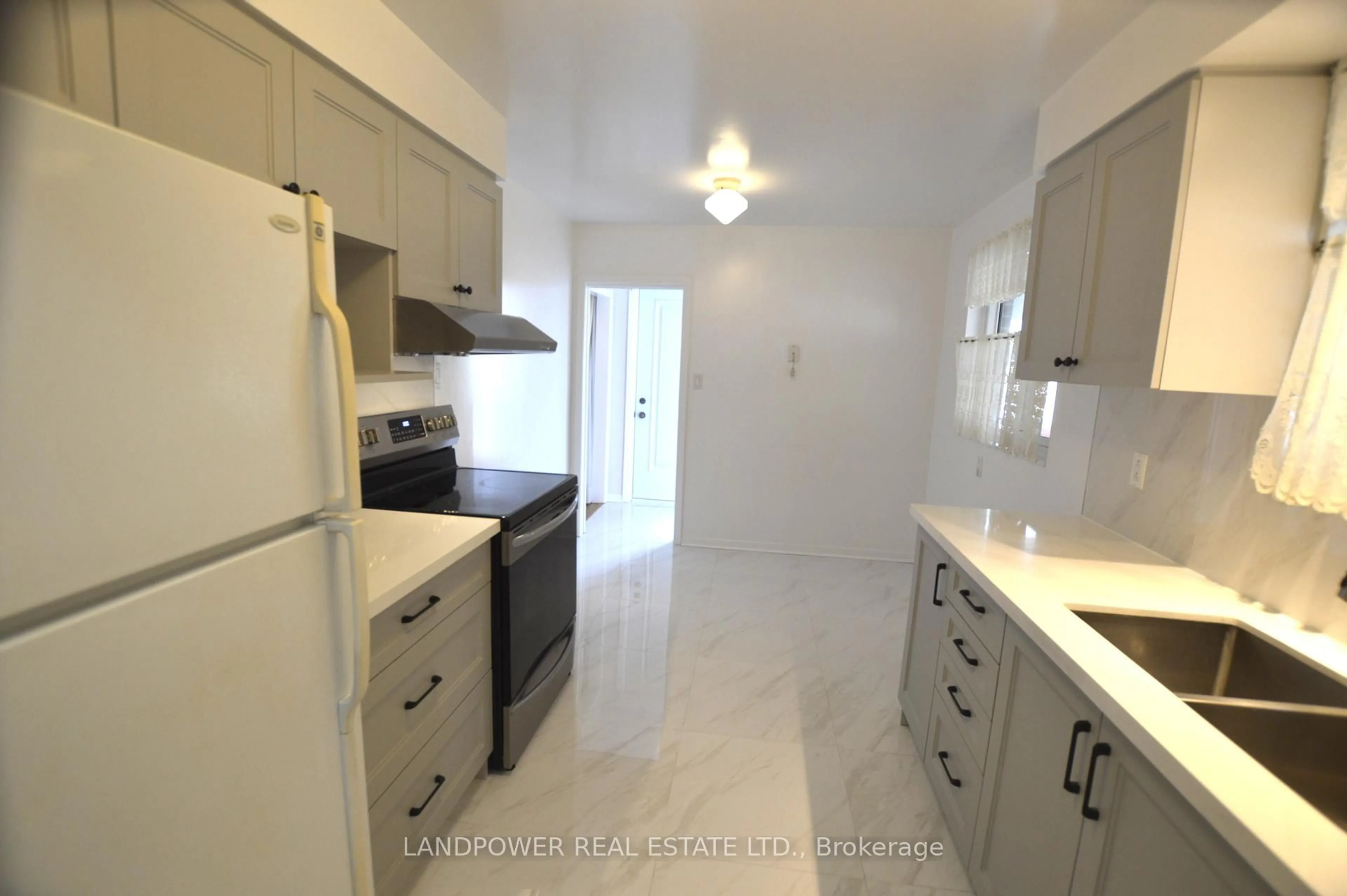 Standard kitchen, ceramic/tile floor for 93 Clansman Blvd, Toronto Ontario M2H 1X7