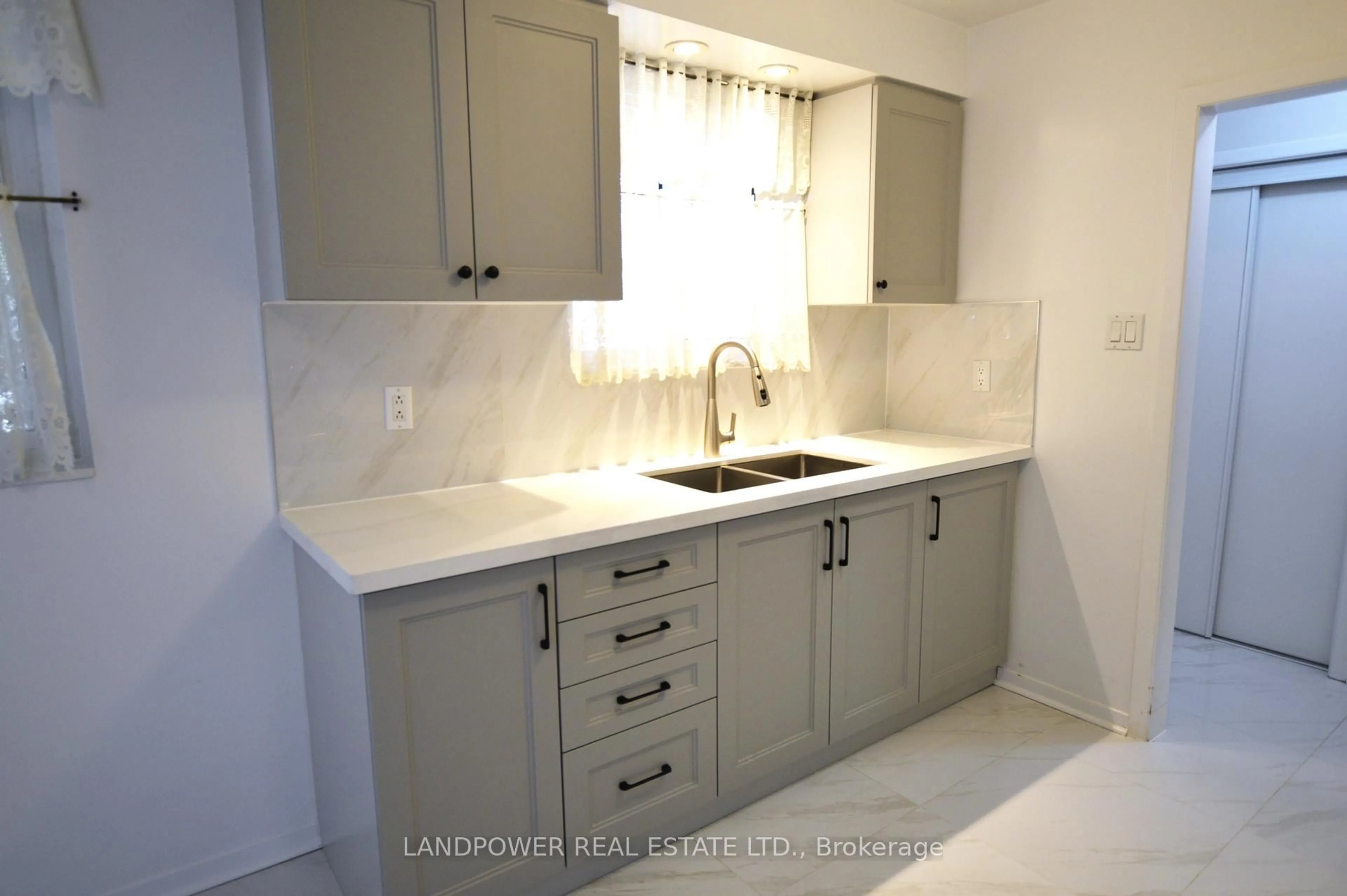 Standard kitchen, ceramic/tile floor for 93 Clansman Blvd, Toronto Ontario M2H 1X7