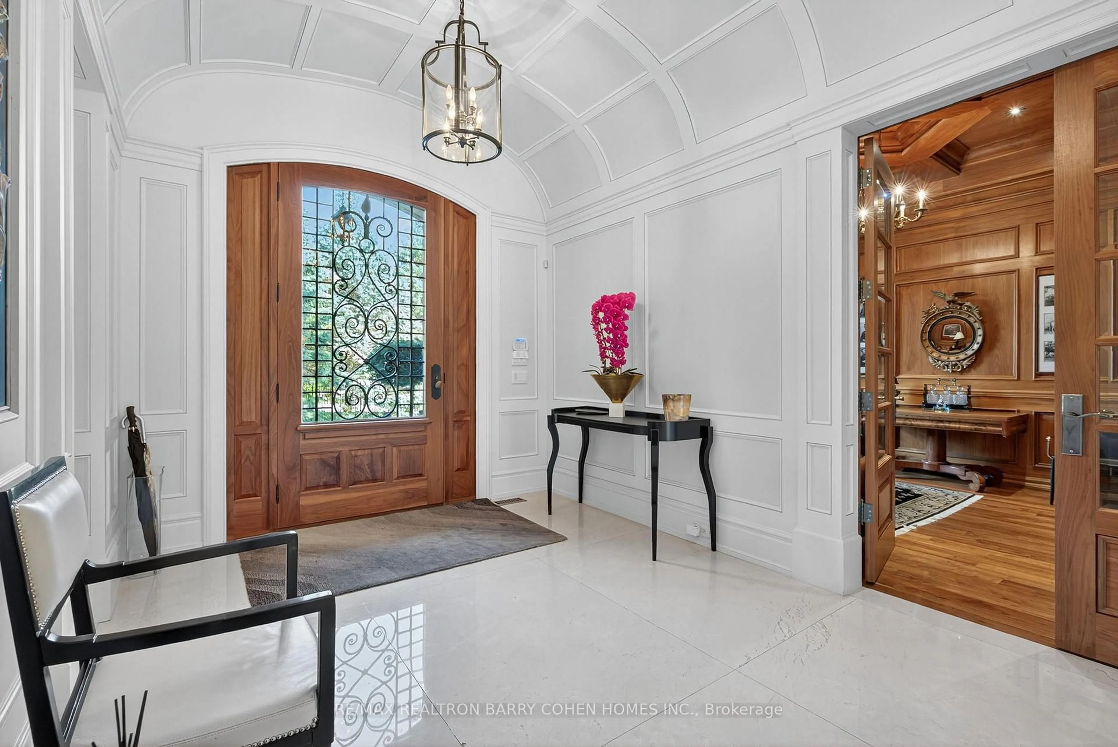 Indoor foyer for 76 Arjay Cres, Toronto Ontario M2L 1C7