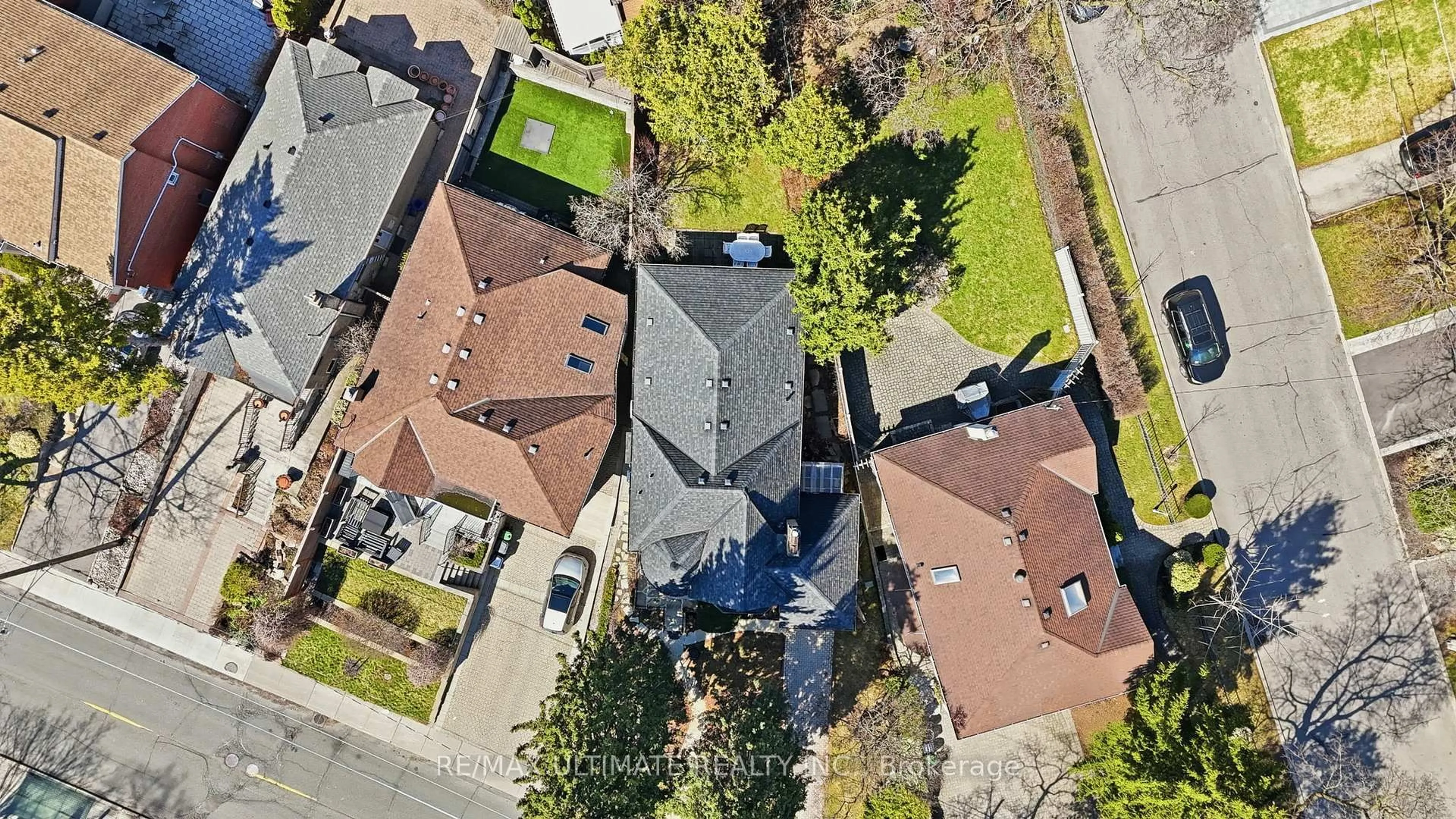 A pic from outside/outdoor area/front of a property/back of a property/a pic from drone, street for 222 Chaplin Cres, Toronto Ontario M5P 1B4