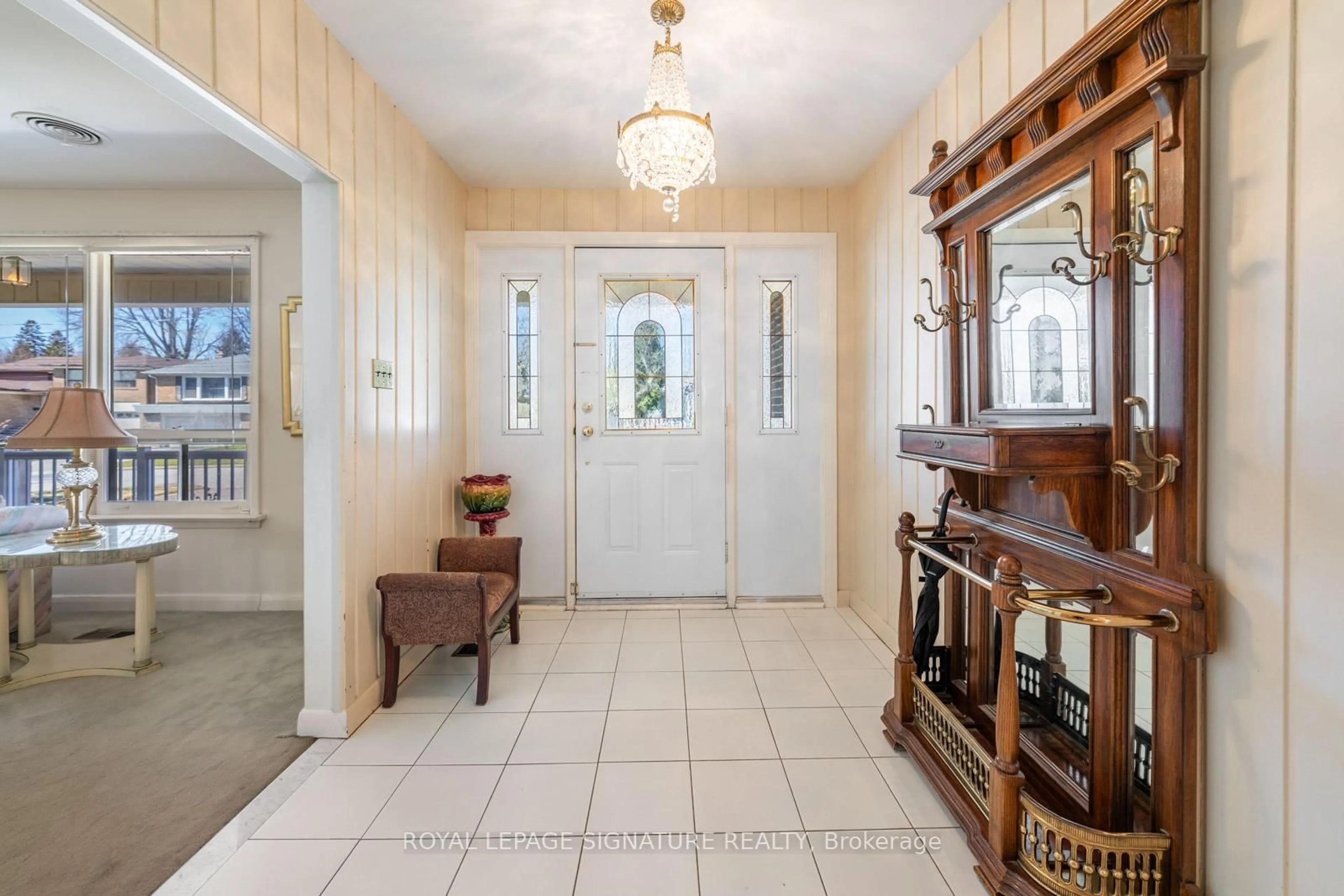 Indoor entryway for 66 Carscadden Dr, Toronto Ontario M2R 2A9