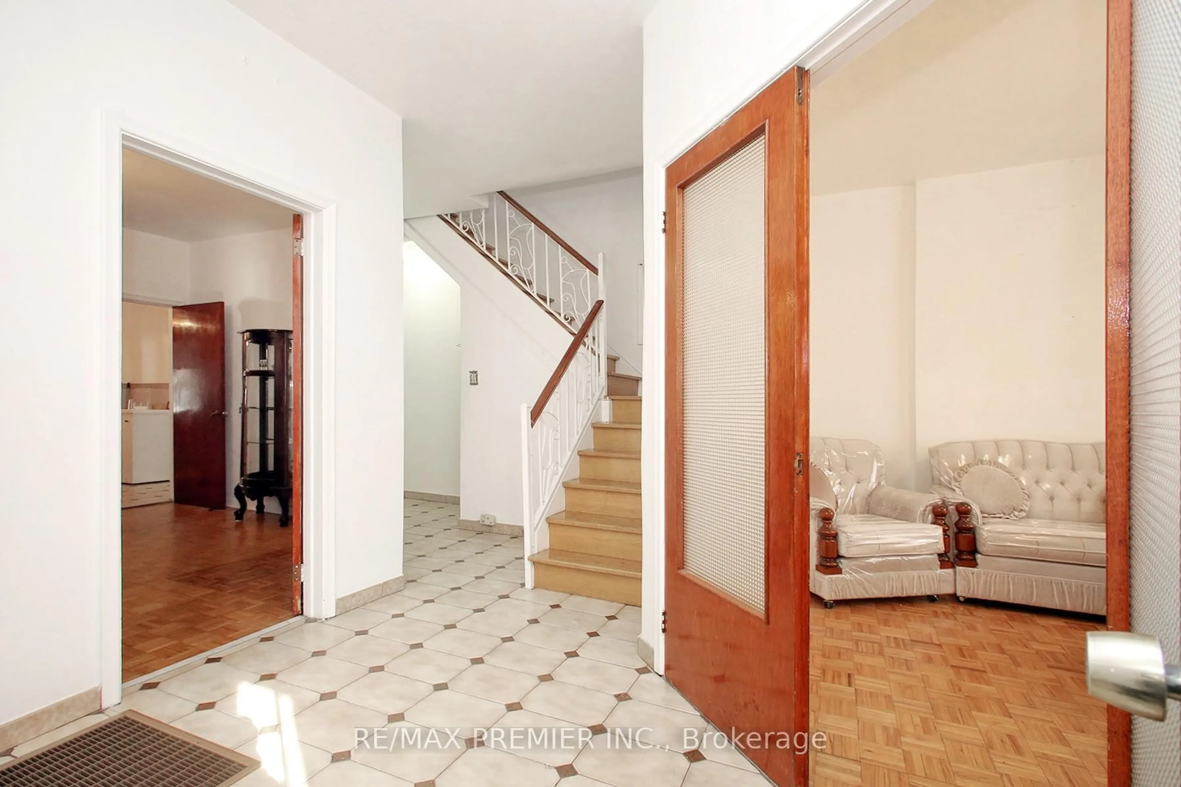 Indoor foyer for 172 Lauder Ave, Toronto Ontario M6E 3H4