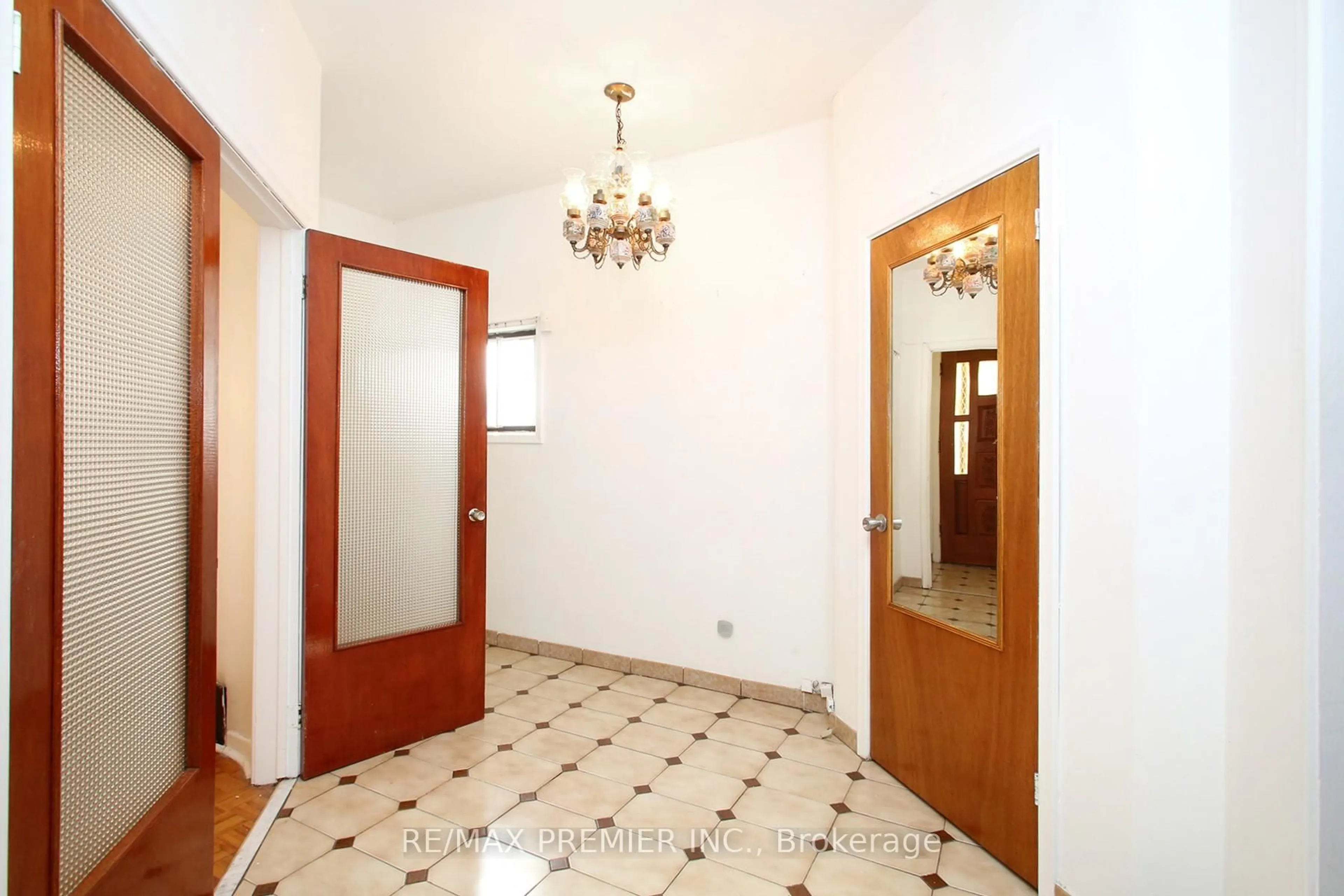 Indoor foyer for 172 Lauder Ave, Toronto Ontario M6E 3H4