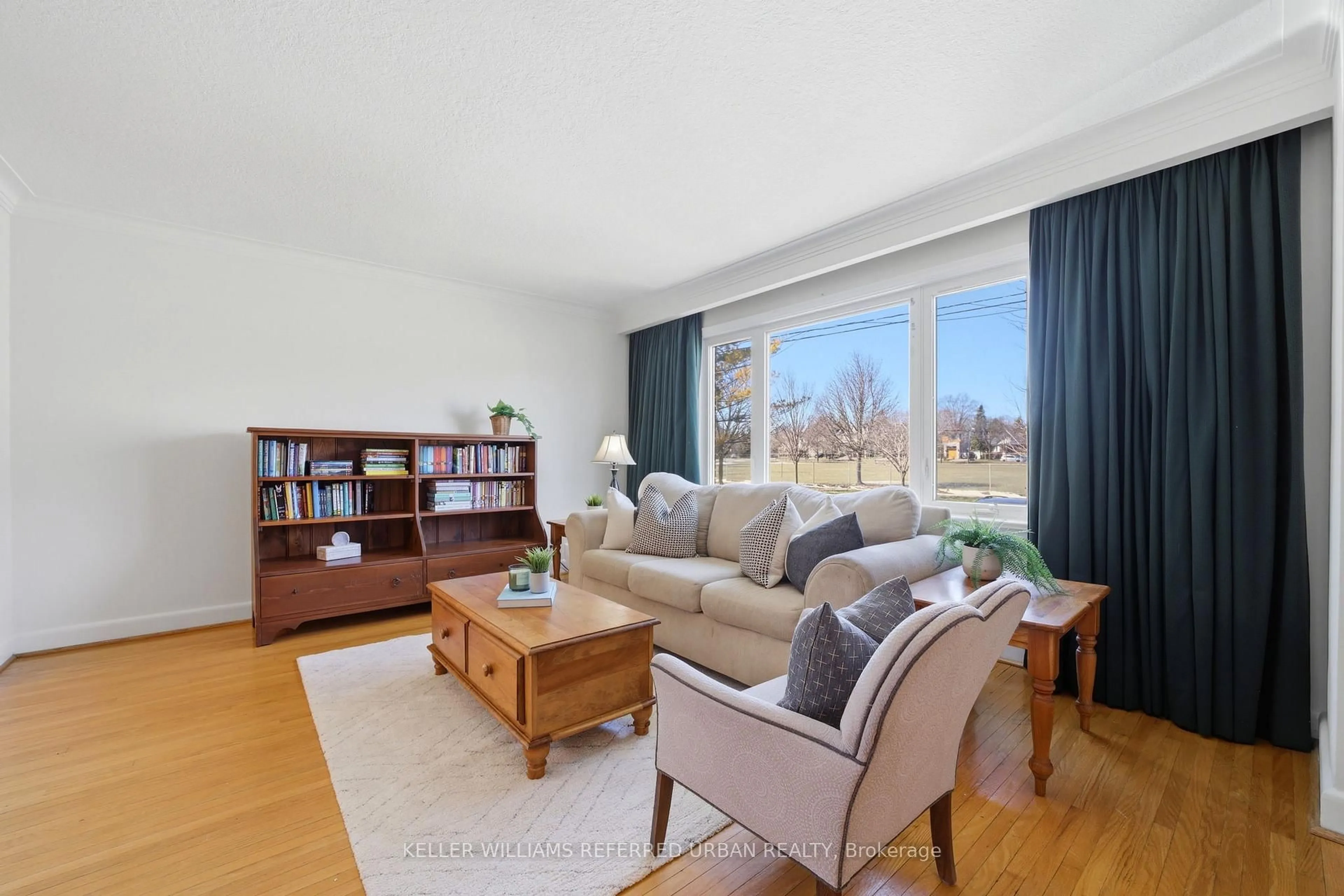 Living room with furniture, wood/laminate floor for 213 Franklin Ave, Toronto Ontario M2N 1C8