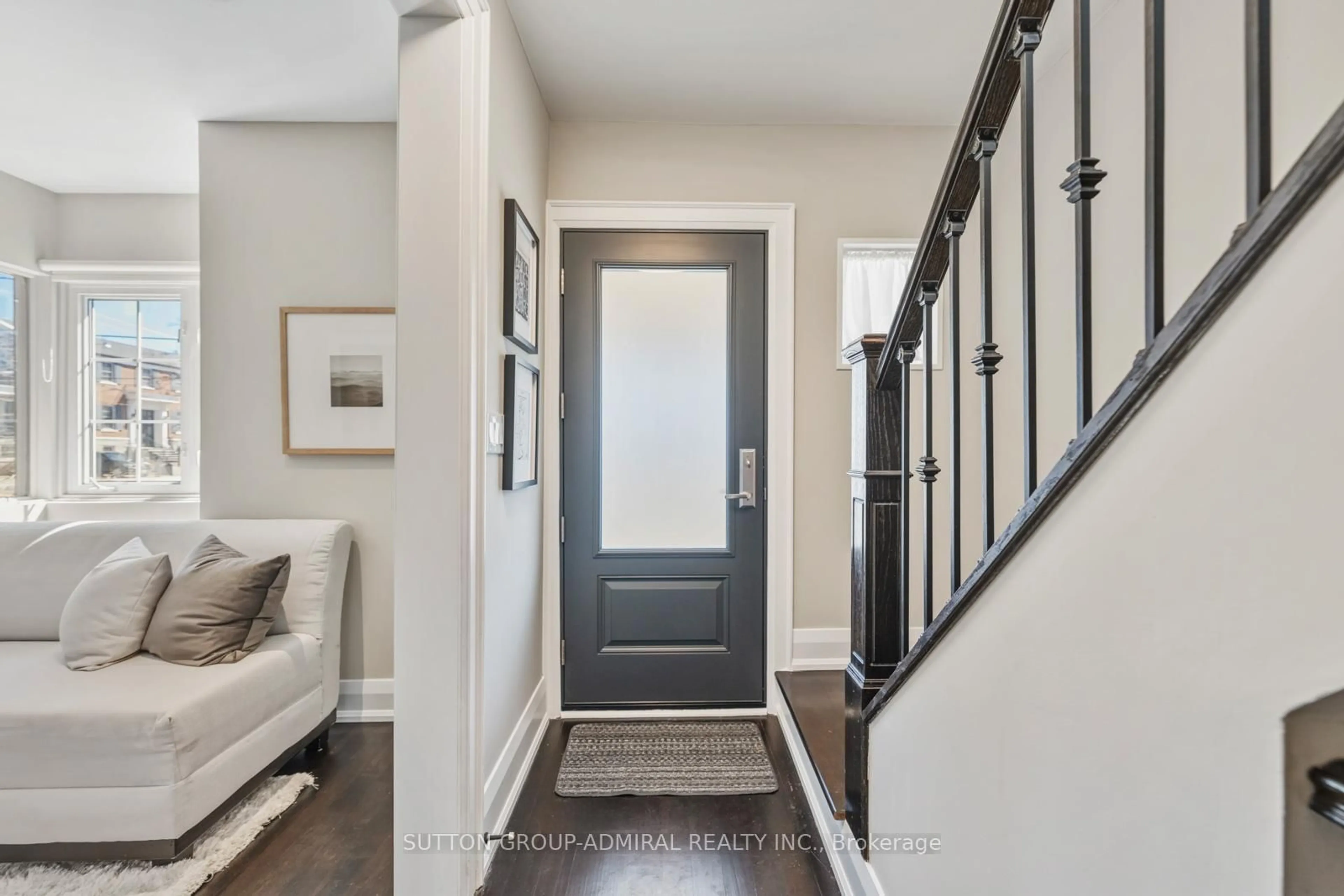 Indoor entryway for 172 Melrose Ave, Toronto Ontario M5M 1Z1