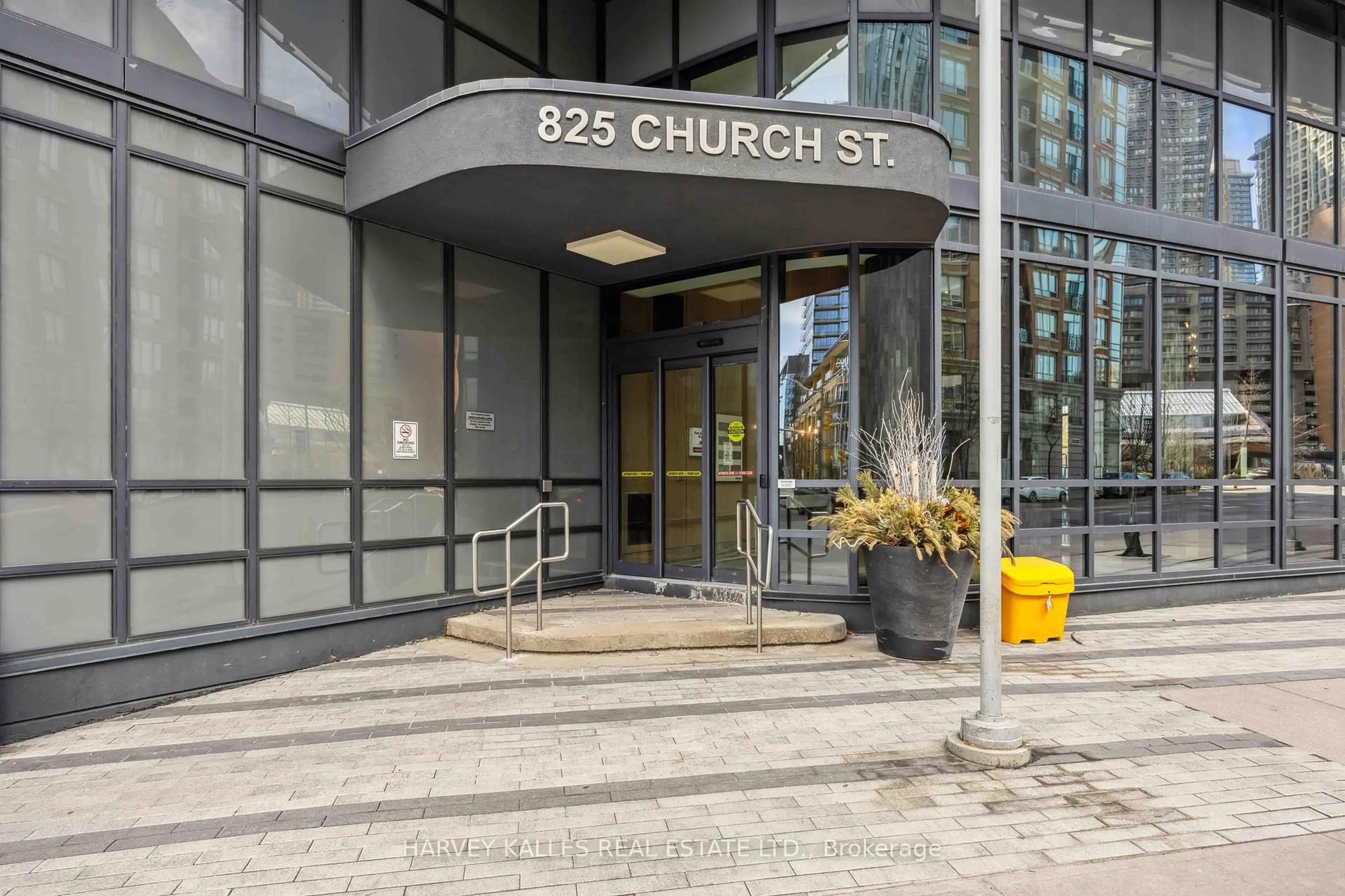Indoor foyer for 825 Church St #1707, Toronto Ontario M4W 3Z4