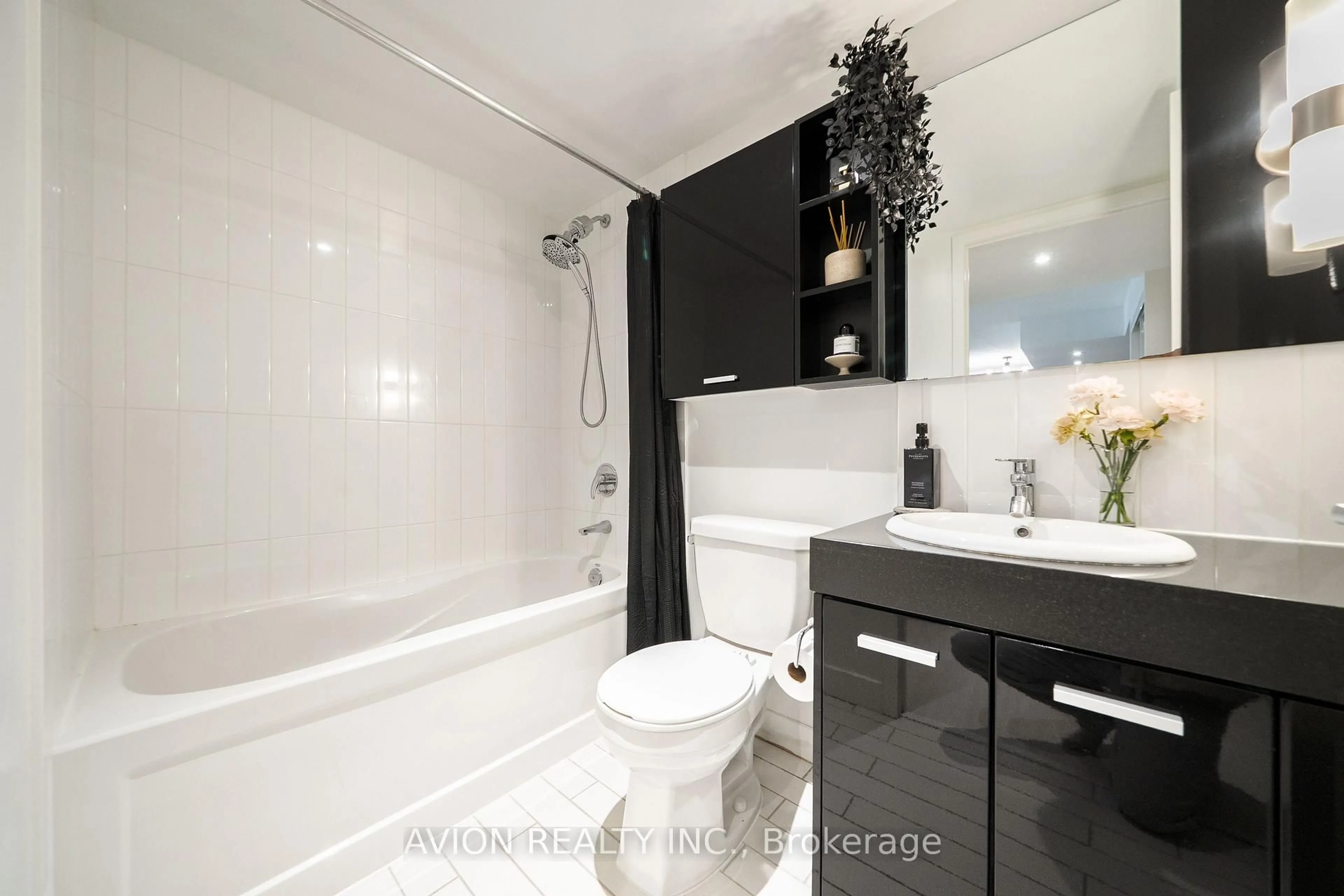 Standard bathroom, ceramic/tile floor for 15 Singer Crt #616, Toronto Ontario M2K 0B4