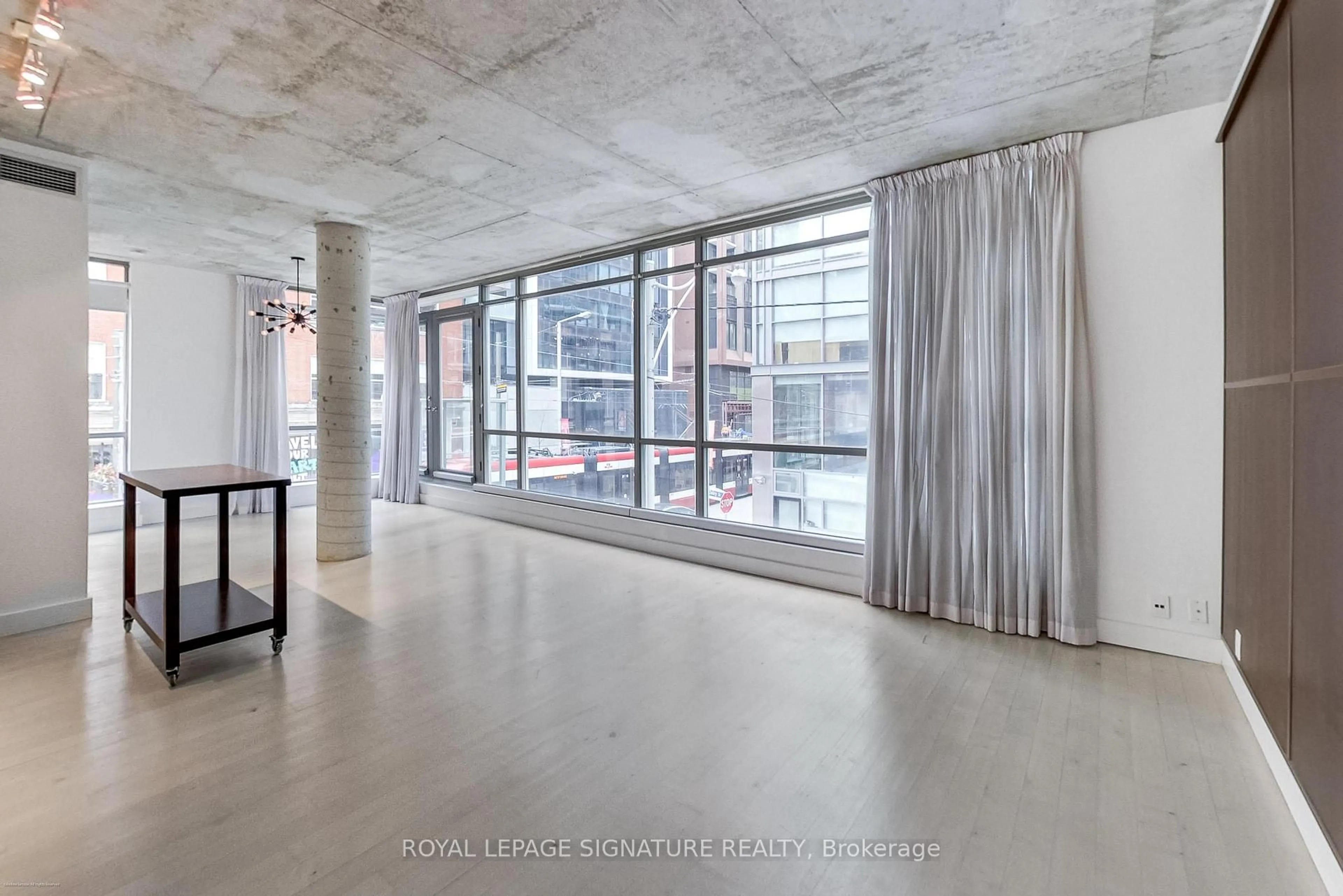 Indoor foyer for 36 Charlotte St #204, Toronto Ontario M5V 3P7