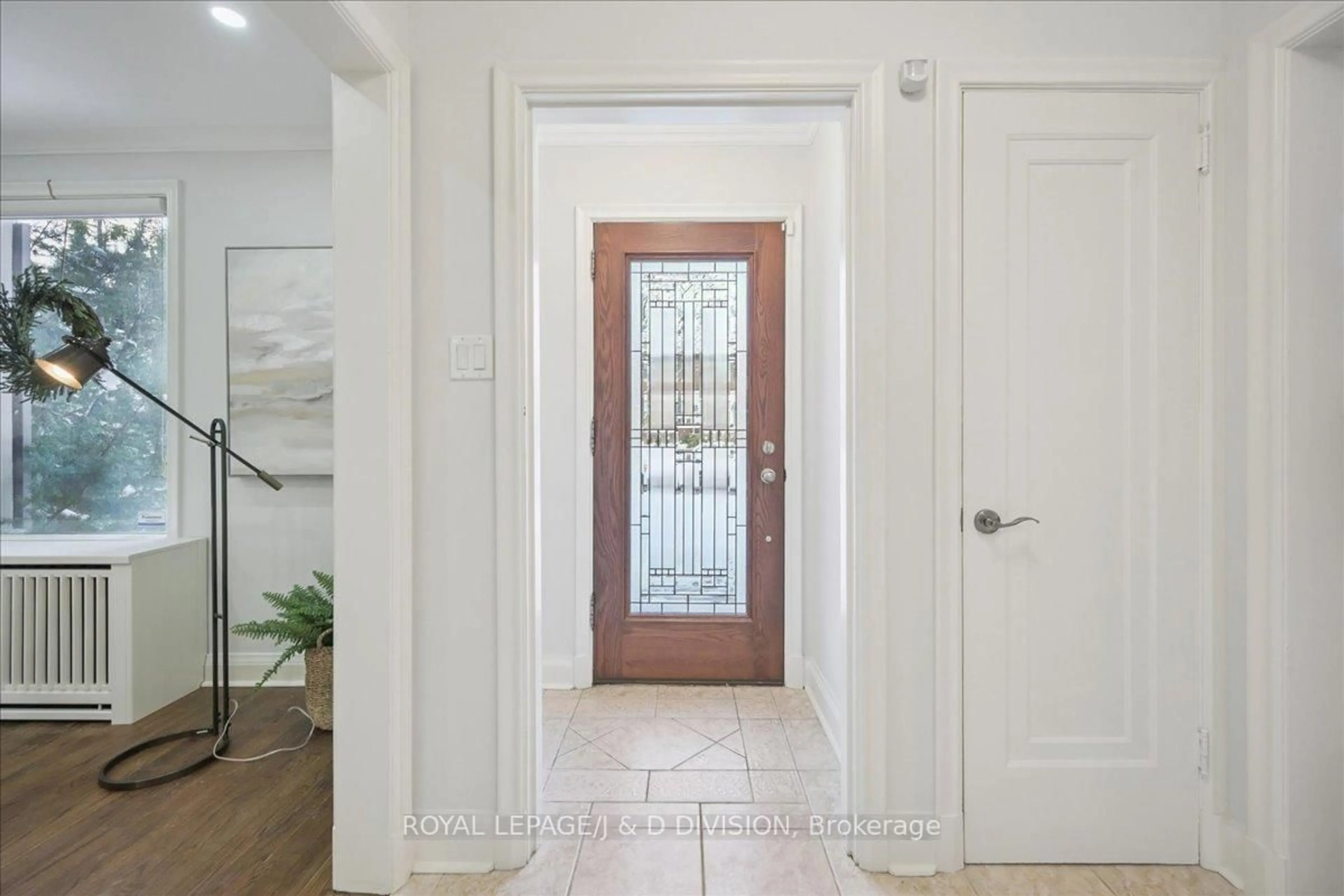 Indoor entryway for 65 Chatsworth Dr, Toronto Ontario M4R 1R6