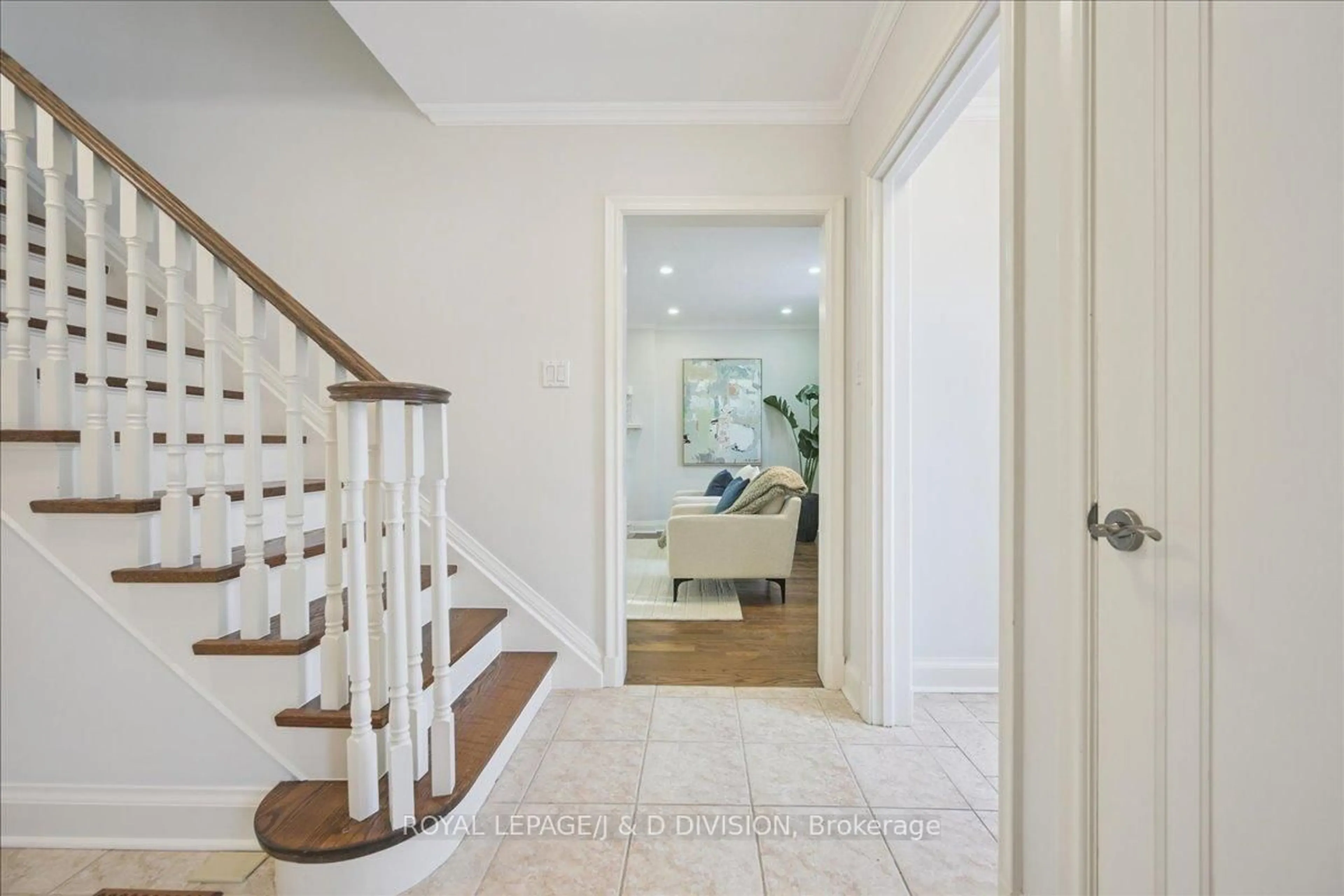 Indoor entryway for 65 Chatsworth Dr, Toronto Ontario M4R 1R6