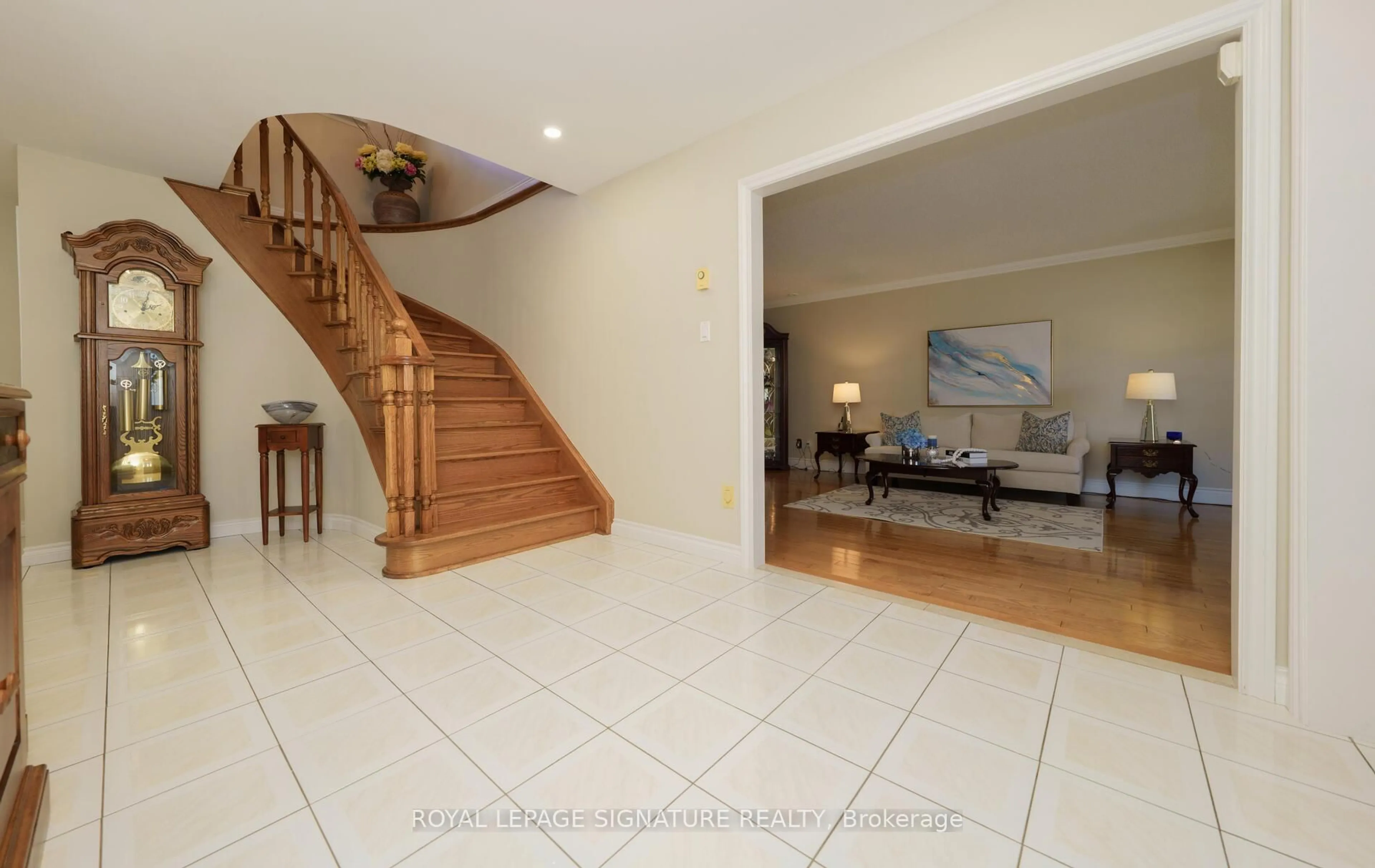 Indoor foyer for 61 Barrydale Cres, Toronto Ontario M3B 3E3