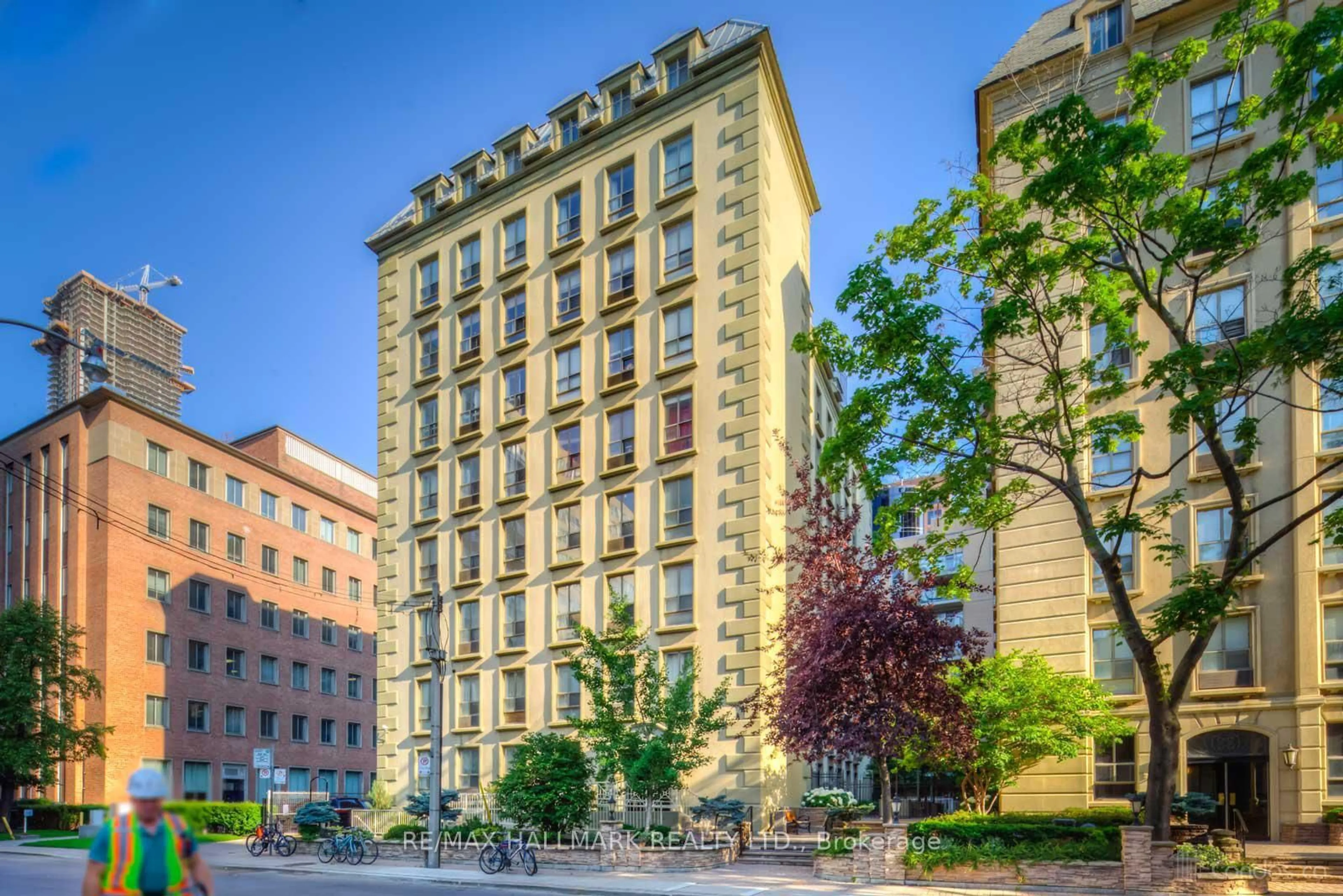 Patio, building for 88 Charles St #105, Toronto Ontario M4Y 2W7