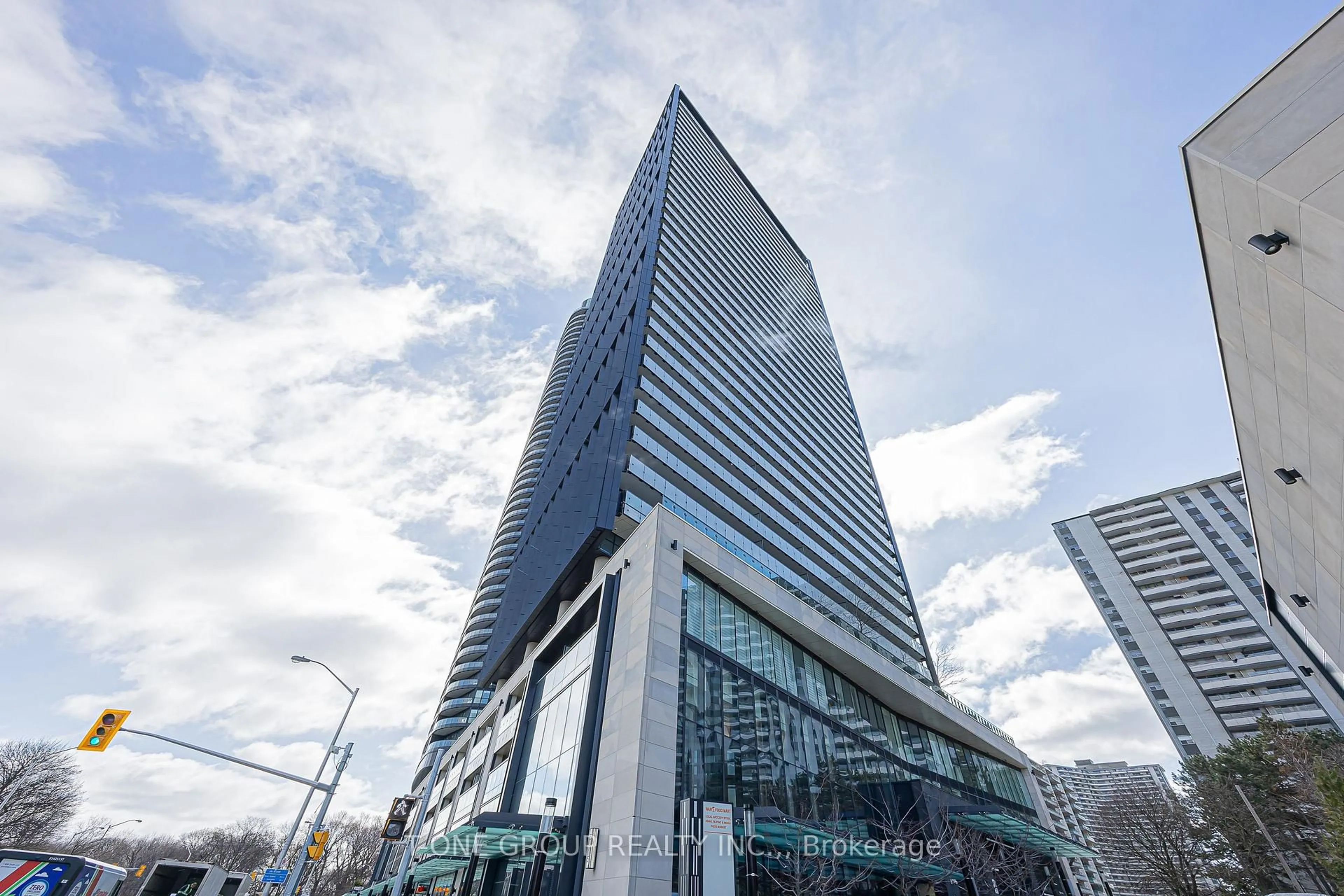 Indoor foyer for 575 Bloor St #2810, Toronto Ontario M4W 0B2