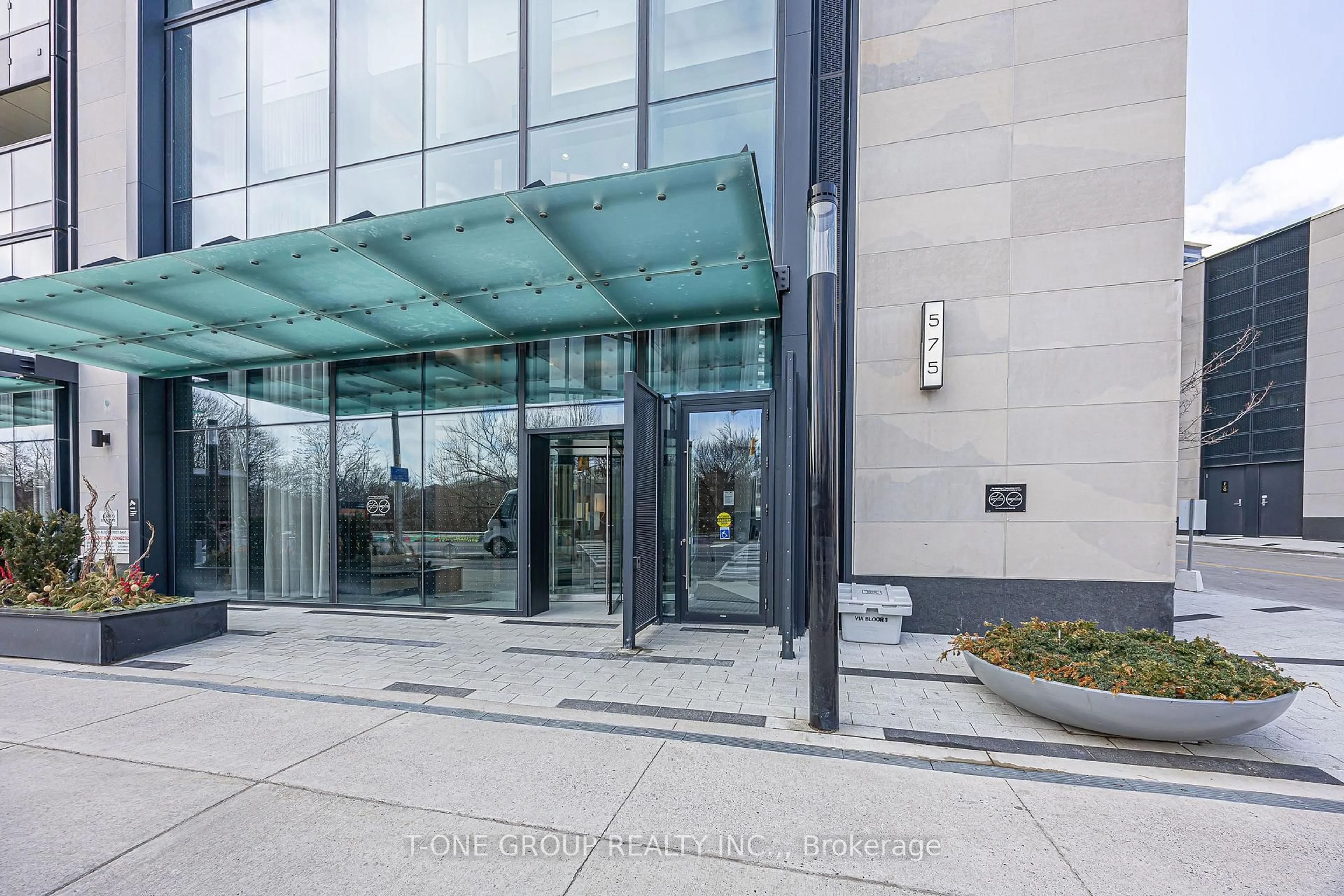 Indoor foyer for 575 Bloor St #2810, Toronto Ontario M4W 0B2