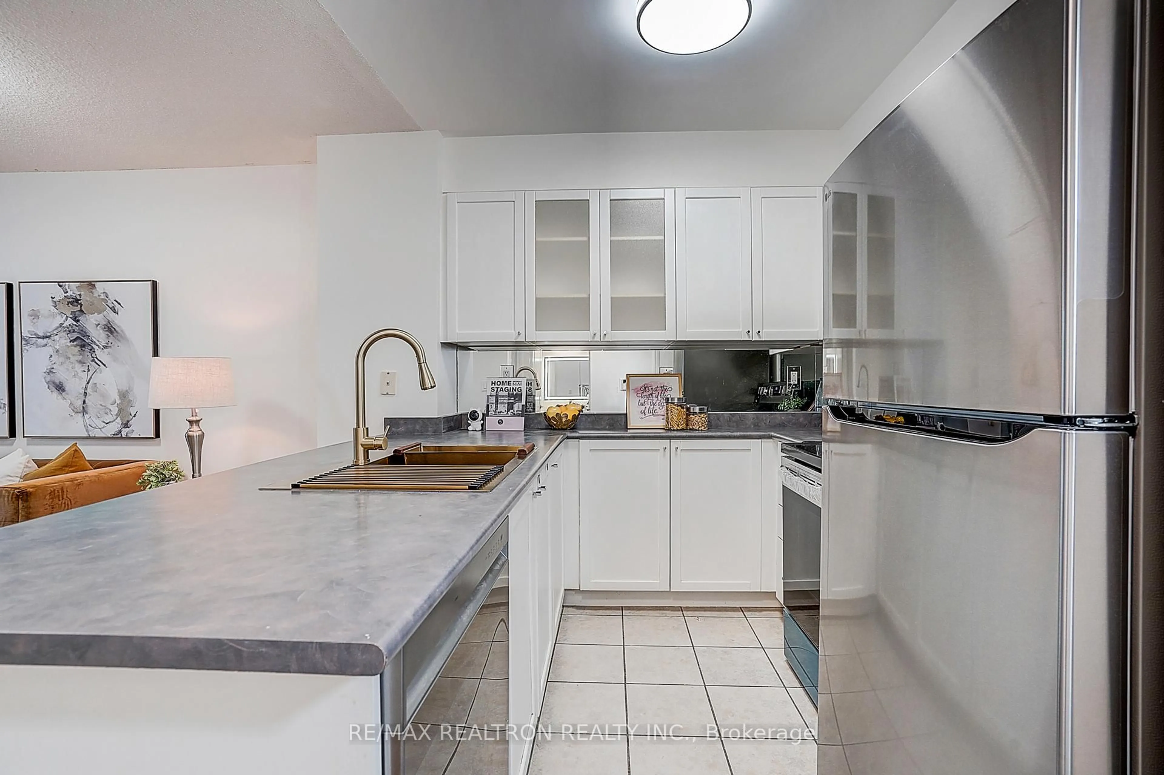 Standard kitchen, ceramic/tile floor for 188 Doris Ave #217, Toronto Ontario M2N 6Z5