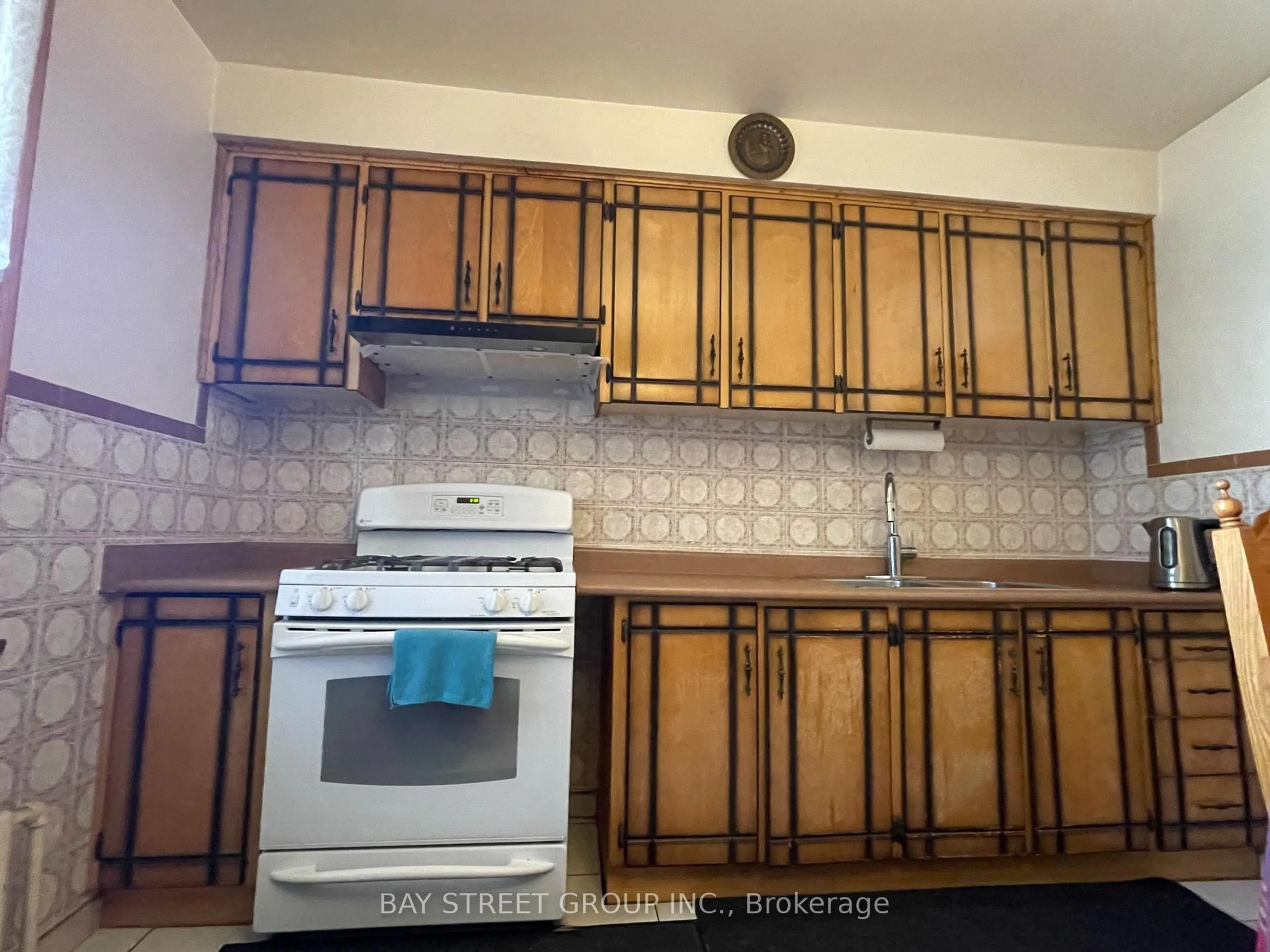 Standard kitchen, unknown for 543 Crawford St, Toronto Ontario M6G 3J9