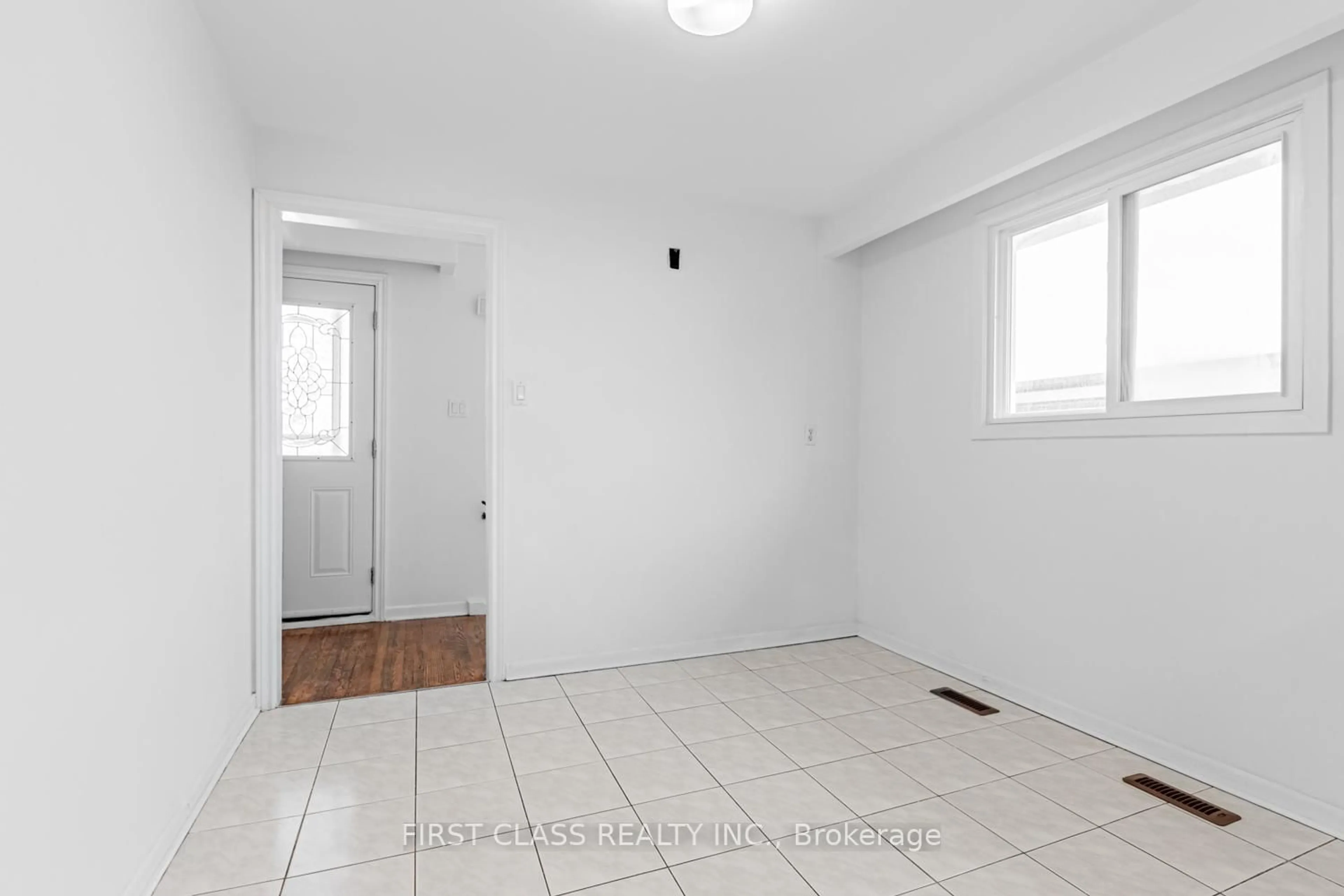 A pic of a room for 211 Shawnee Circ, Toronto Ontario M2H 2Y3