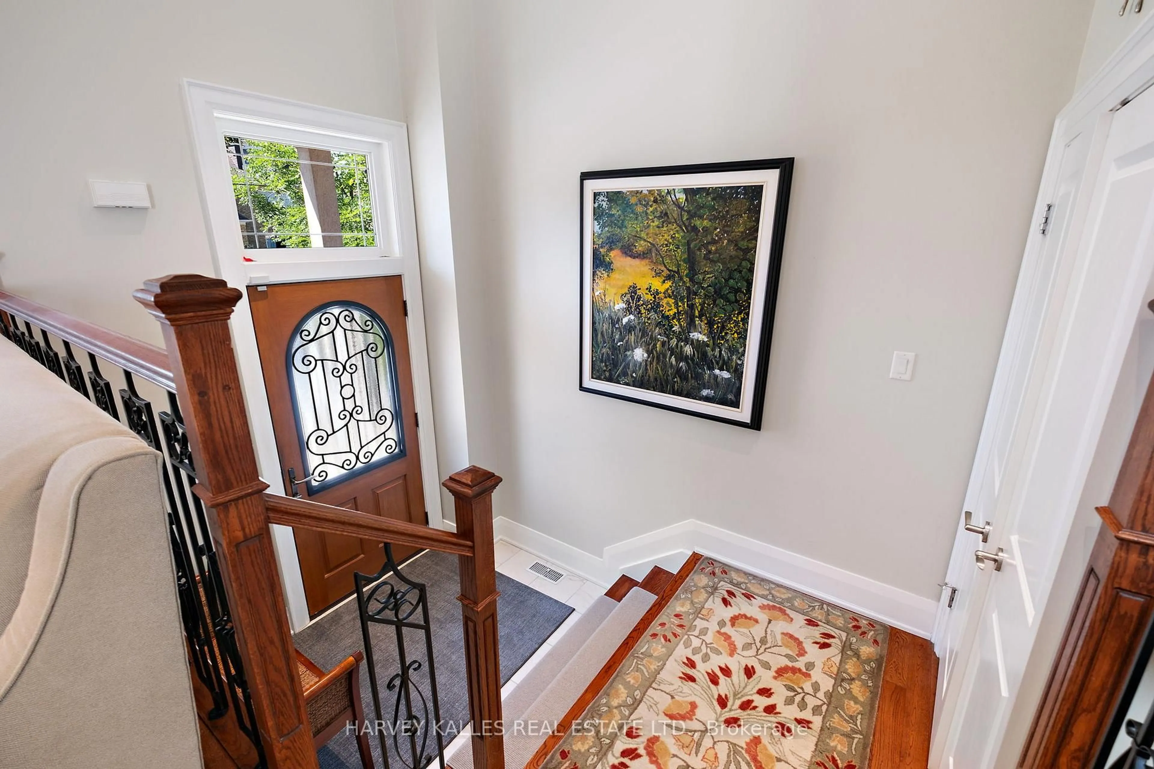 Indoor foyer for 487 Spadina Rd, Toronto Ontario M5P 2W6