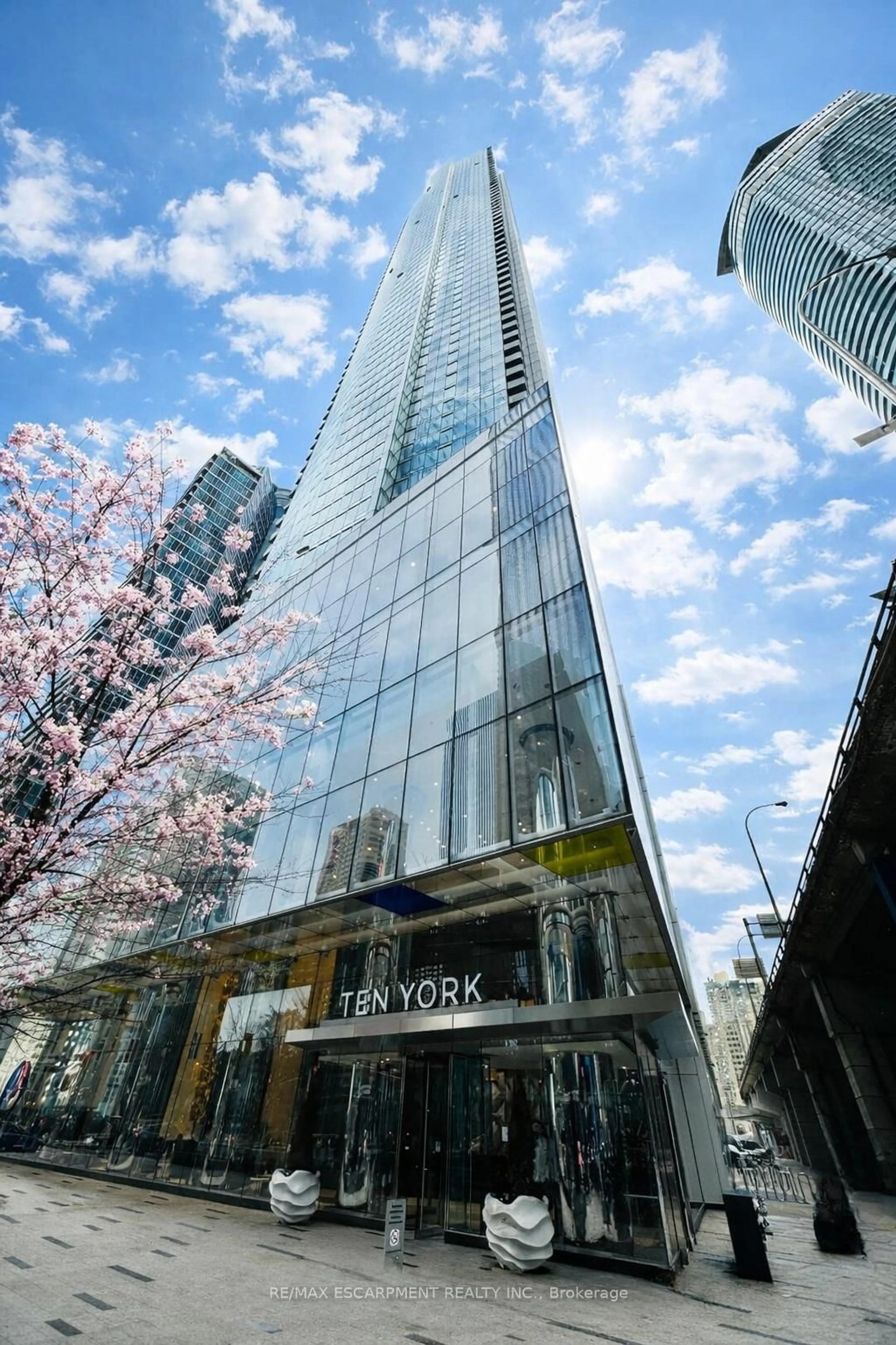 Indoor foyer for 10 York St #3807, Toronto Ontario M5J 0E1