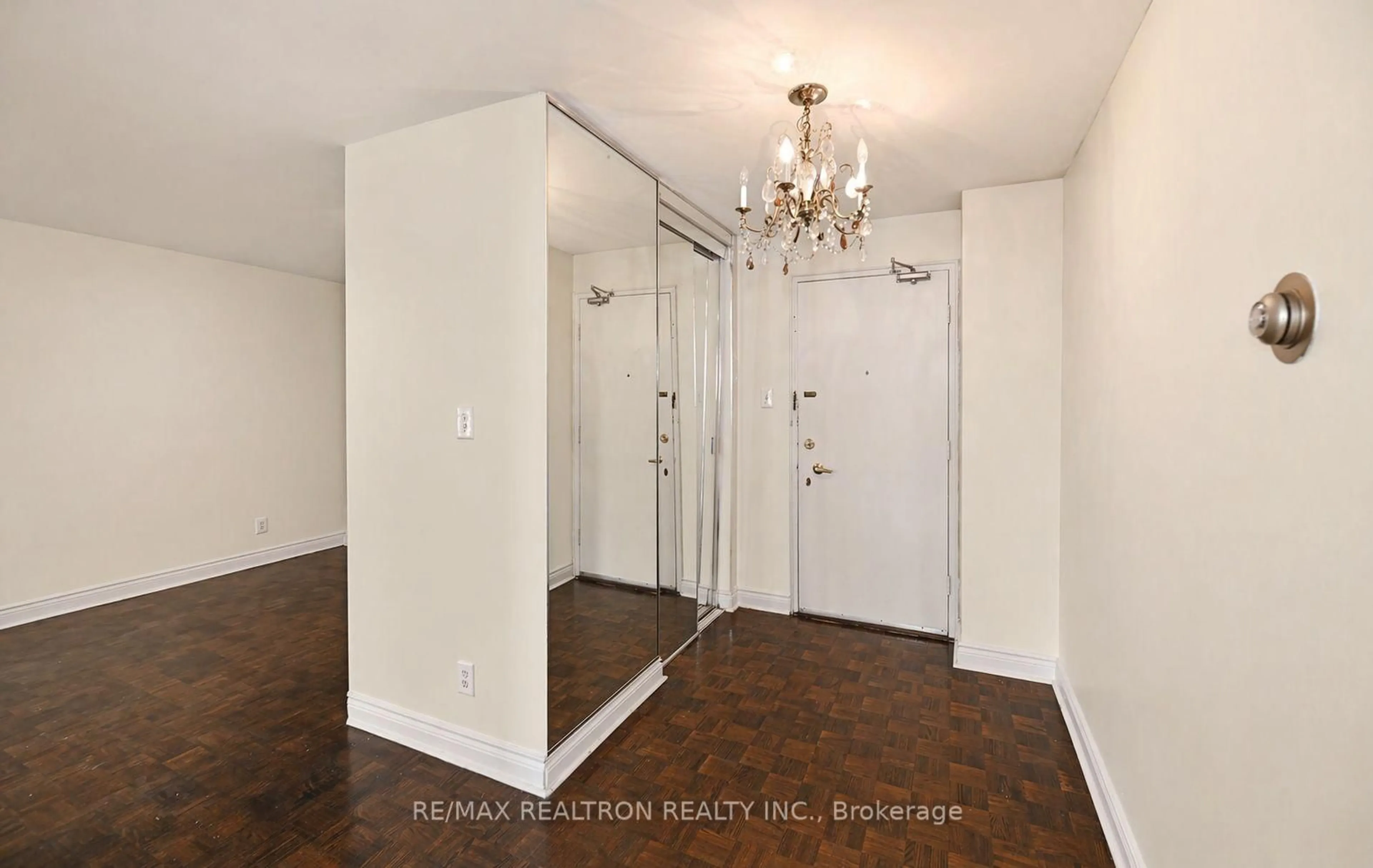 Indoor entryway for 581 Avenue Rd #501, Toronto Ontario M4V 2K4