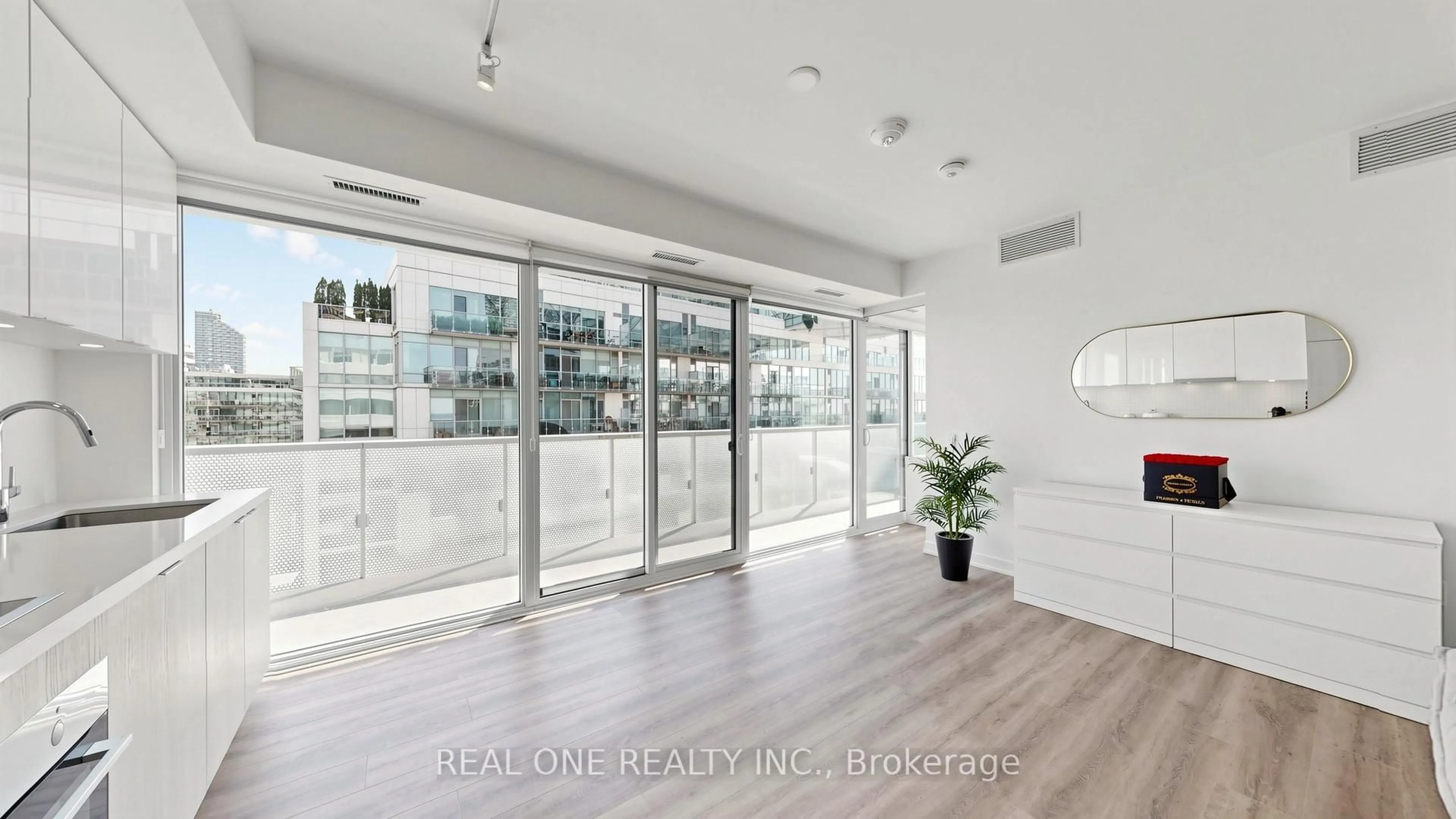 Indoor entryway for 15 Queens Quay #907, Toronto Ontario M5E 0C5