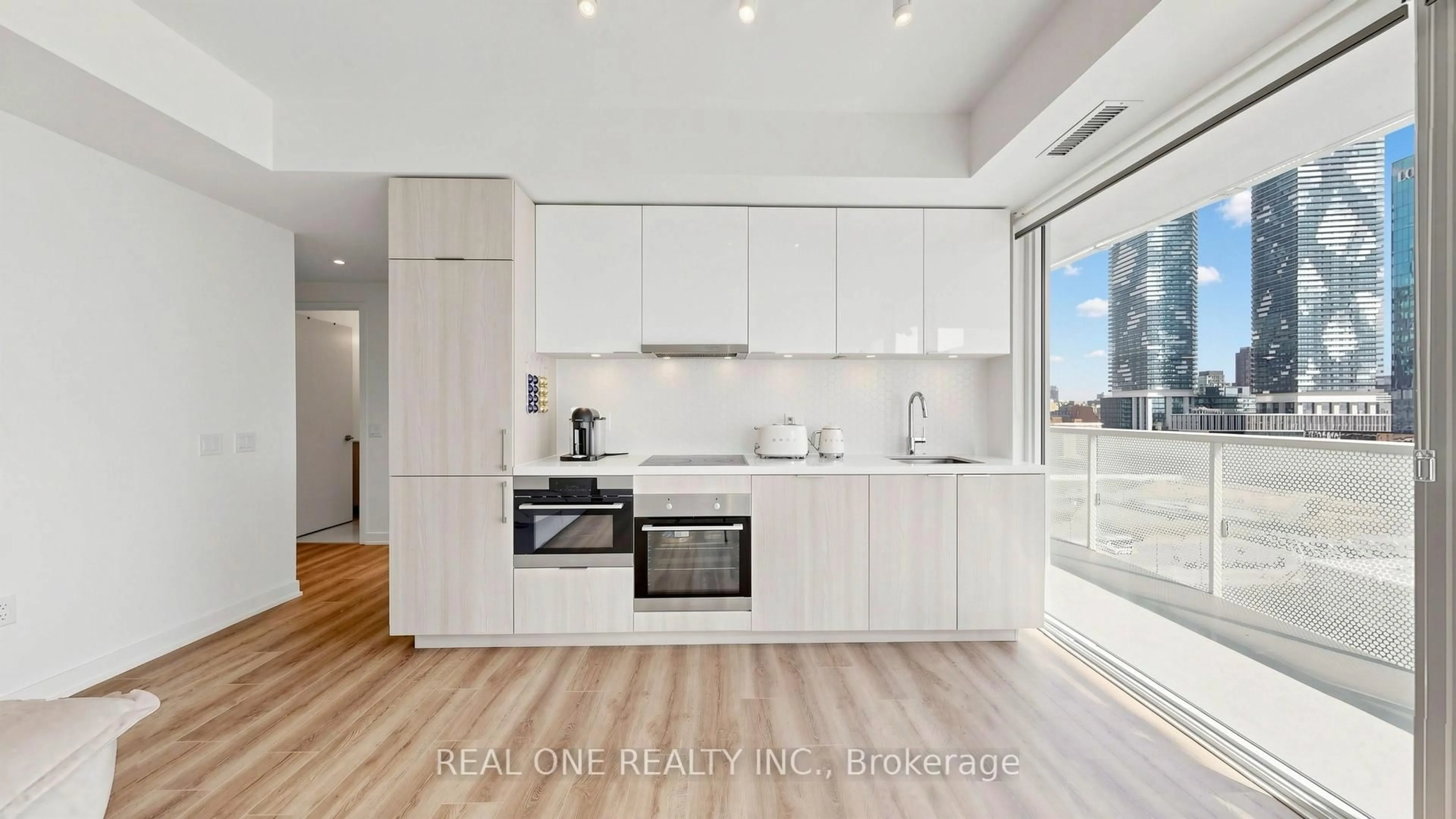 Unknown for 15 Queens Quay #907, Toronto Ontario M5E 0C5