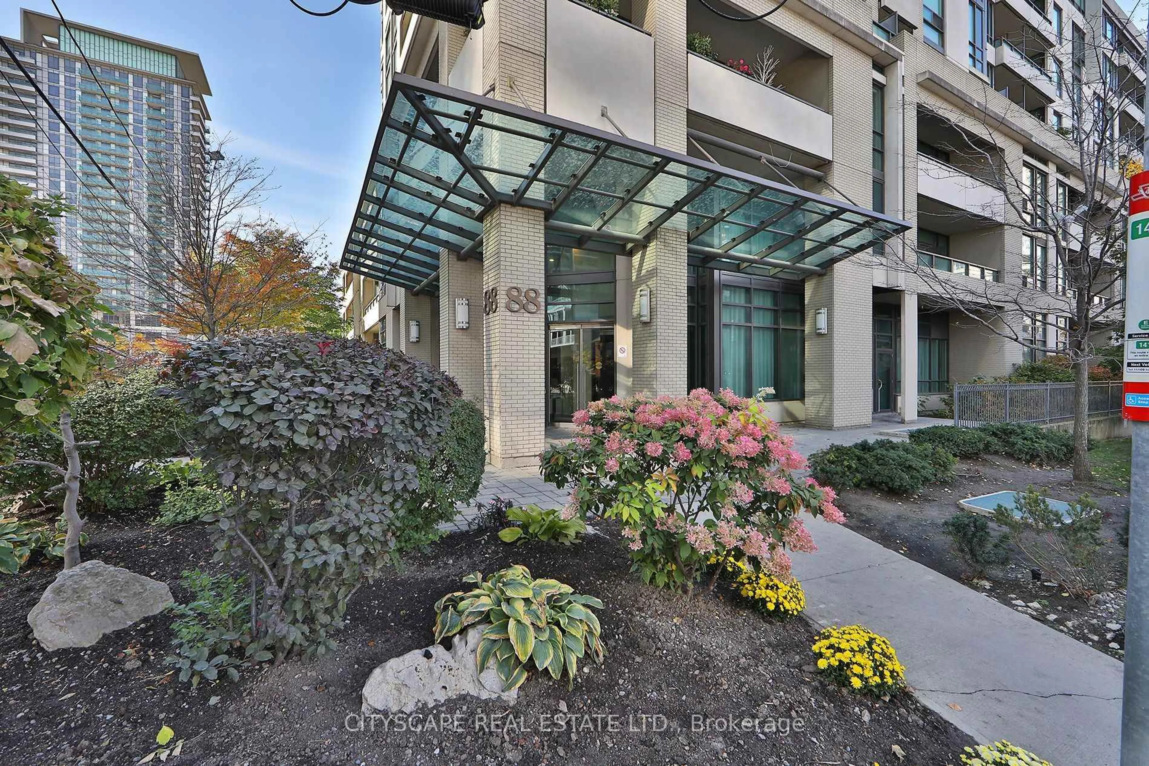 Indoor foyer for 88 Broadway Ave #PH5, Toronto Ontario M4P 0A5