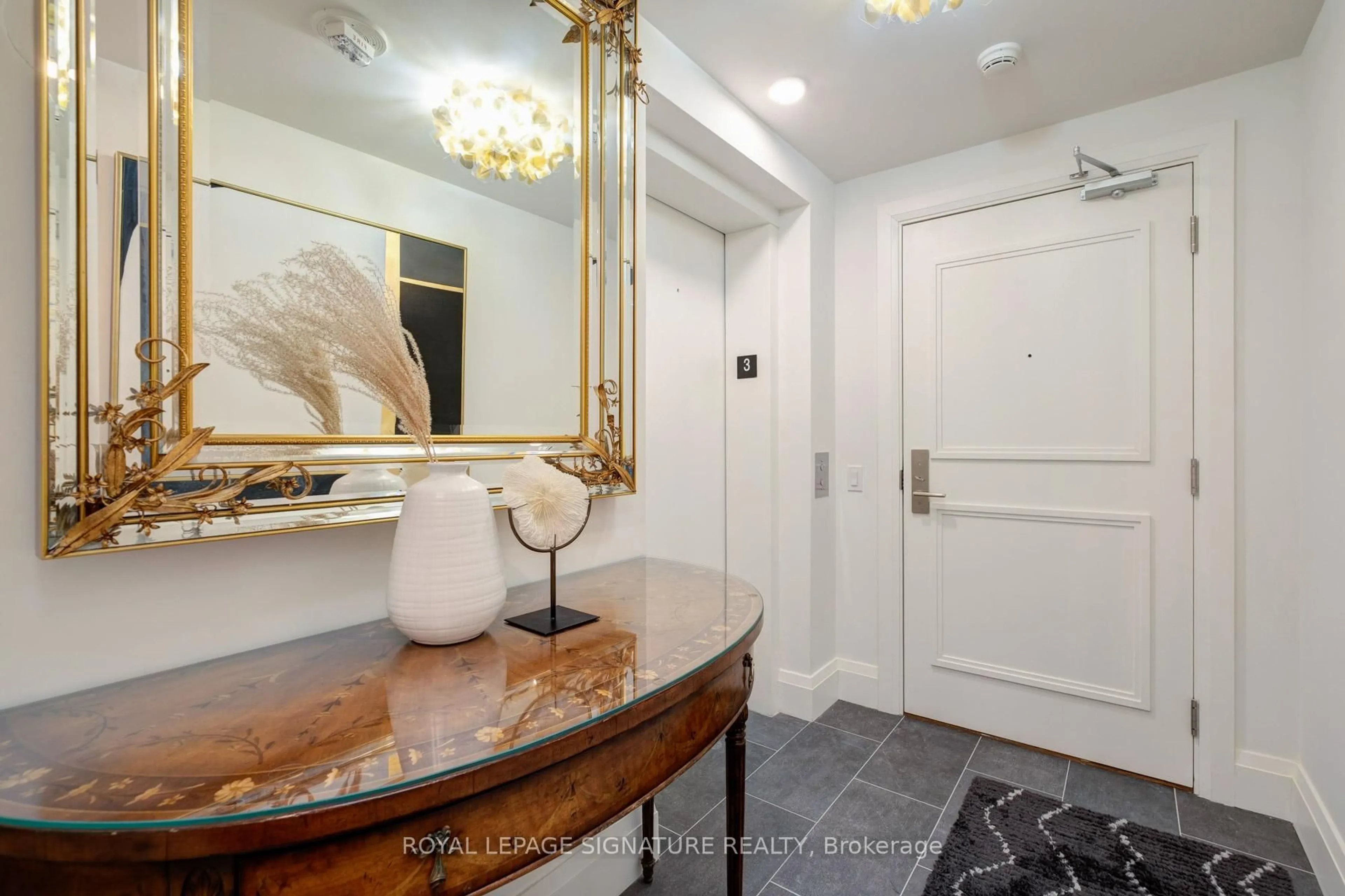 Indoor entryway for 285 Avenue Rd #303, Toronto Ontario M4V 2G8