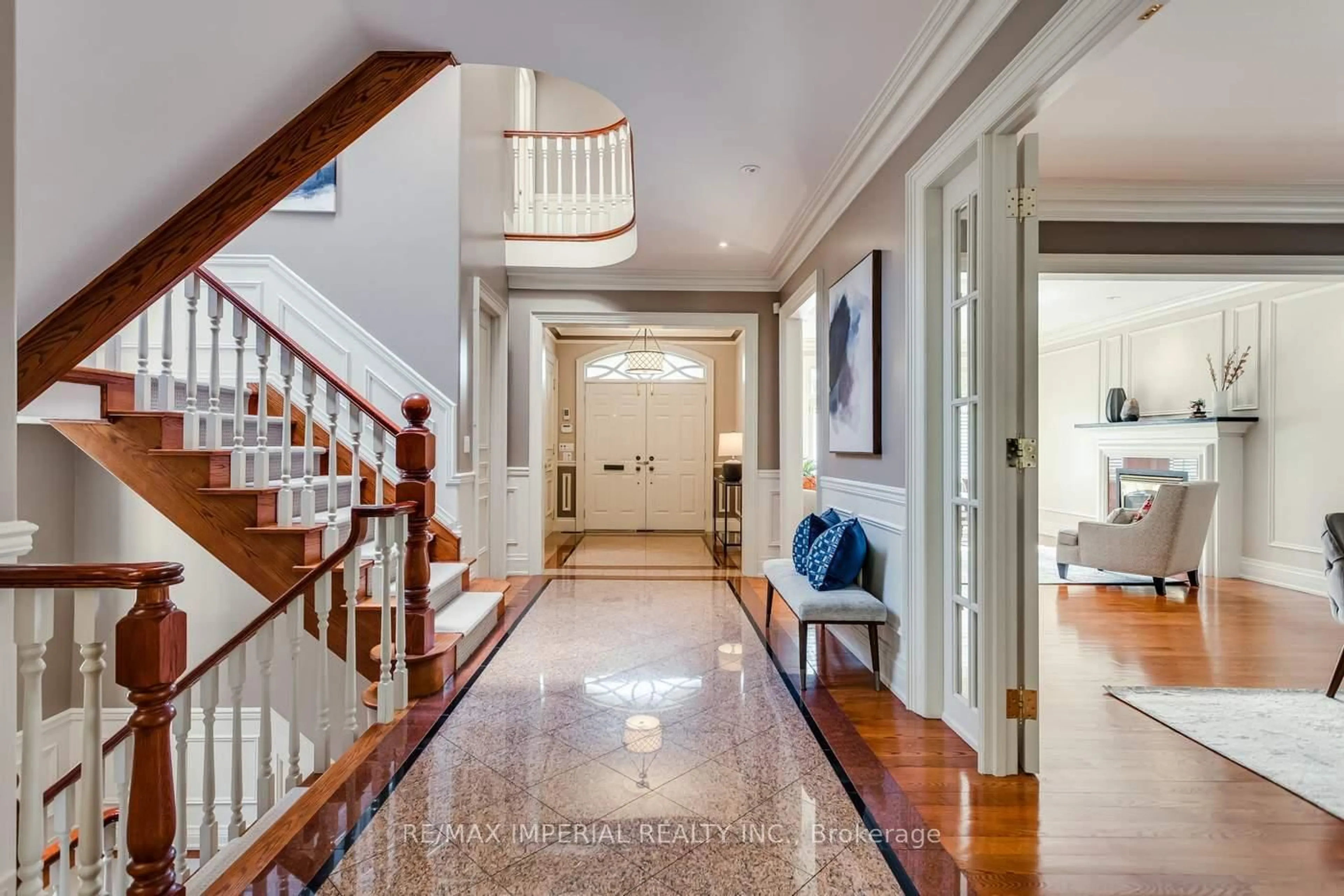 Indoor foyer for 270 Spring Garden Ave, Toronto Ontario M2N 3G9