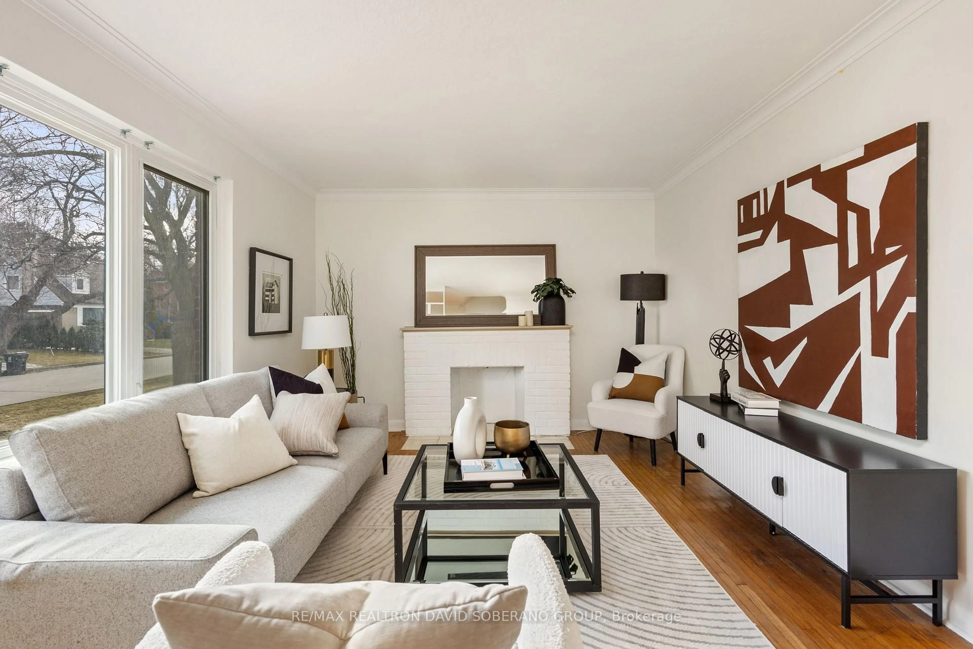 Living room with furniture, unknown for 38 Touraine Ave, Toronto Ontario M3H 1R2