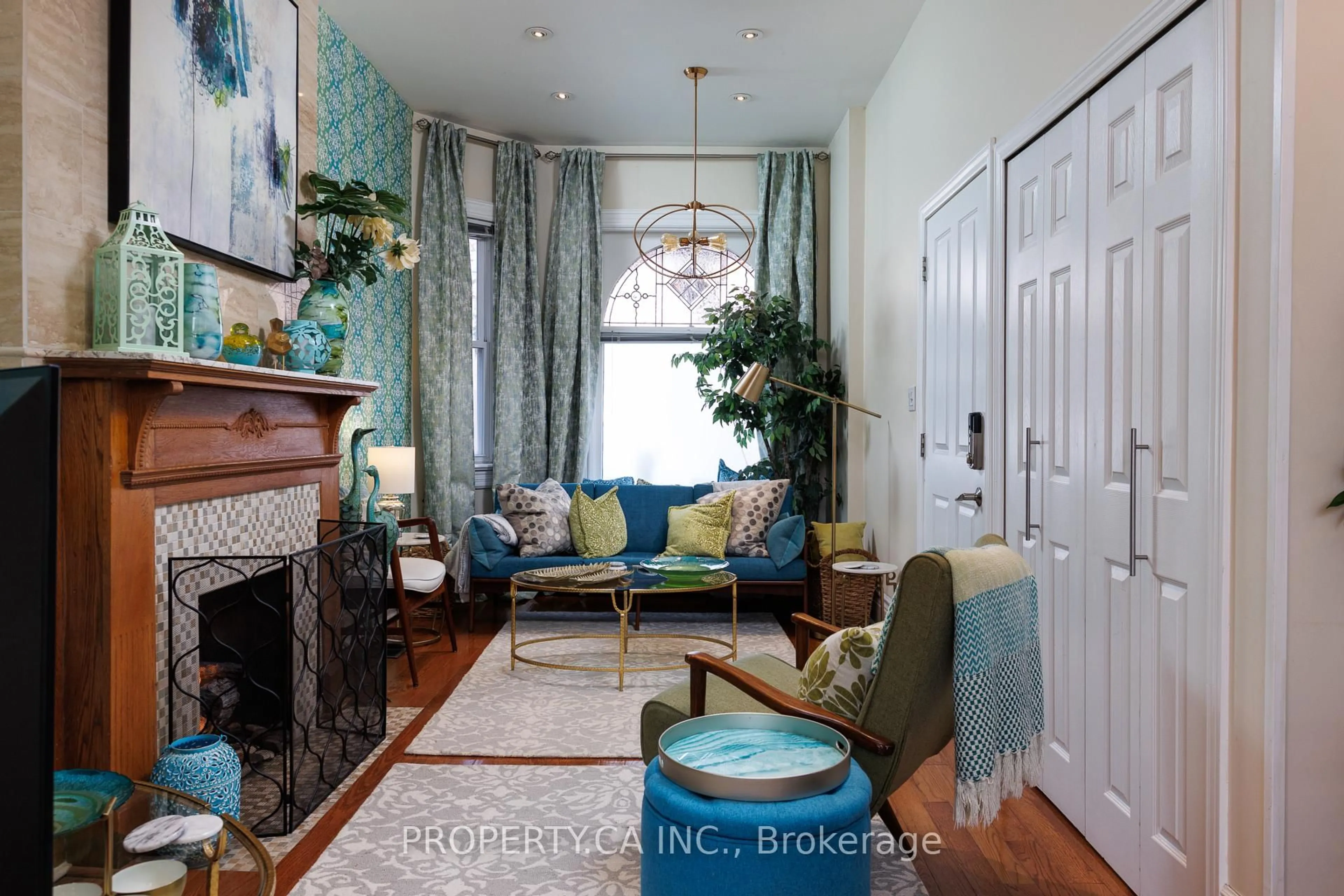 Living room with furniture, unknown for 235 Markham St, Toronto Ontario M6J 2G7